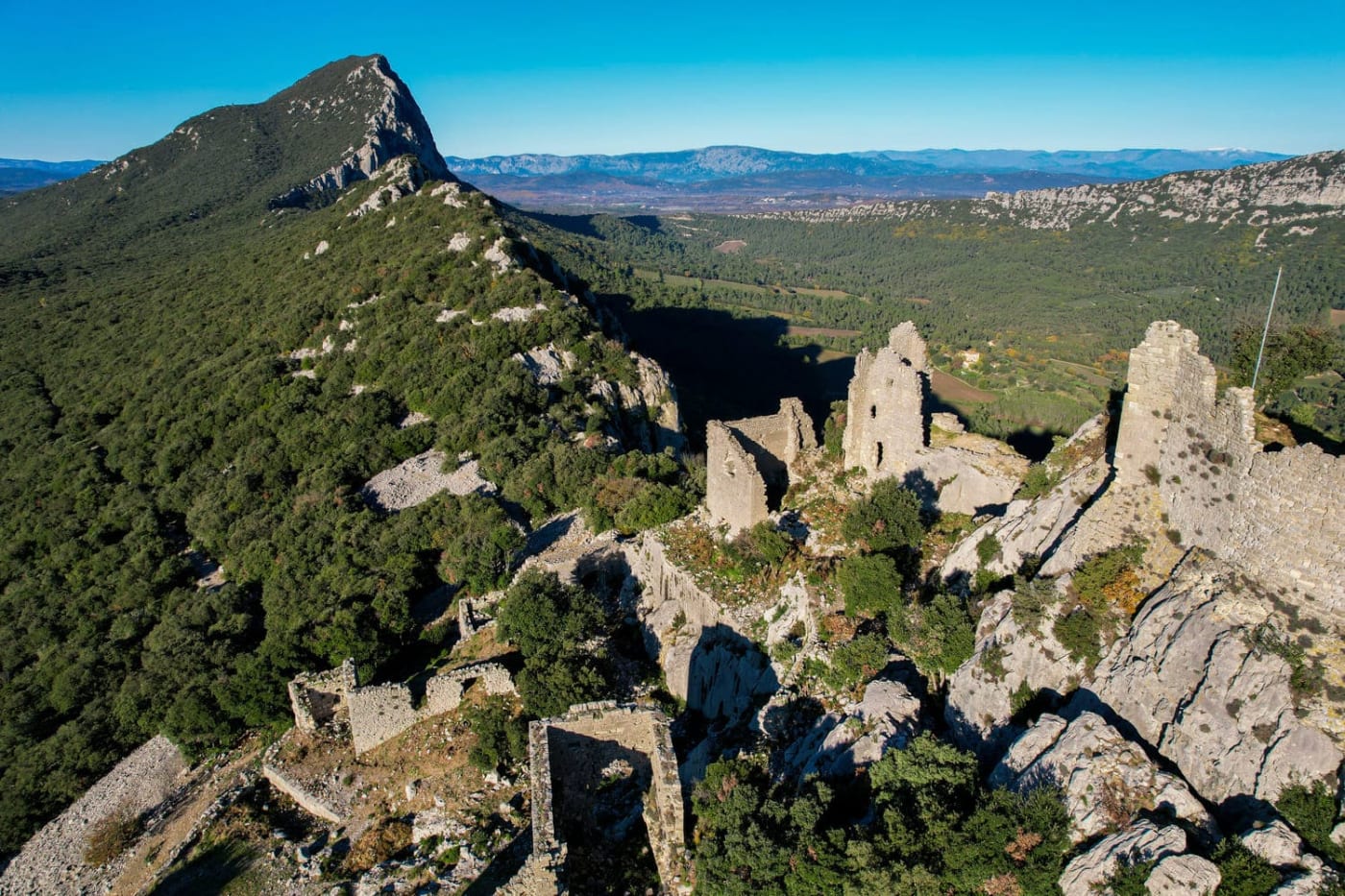 Le pic Saint-Loup vu du ciel, au niveau du chateau de Montferrand