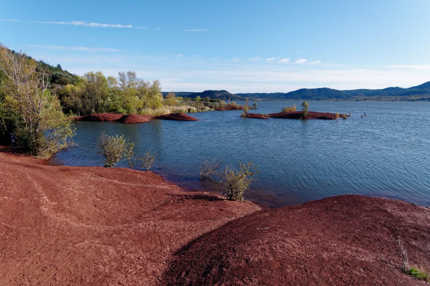 La roche rouge du lac du Salagou à Clermont-l'Hérault, près de Montpellier