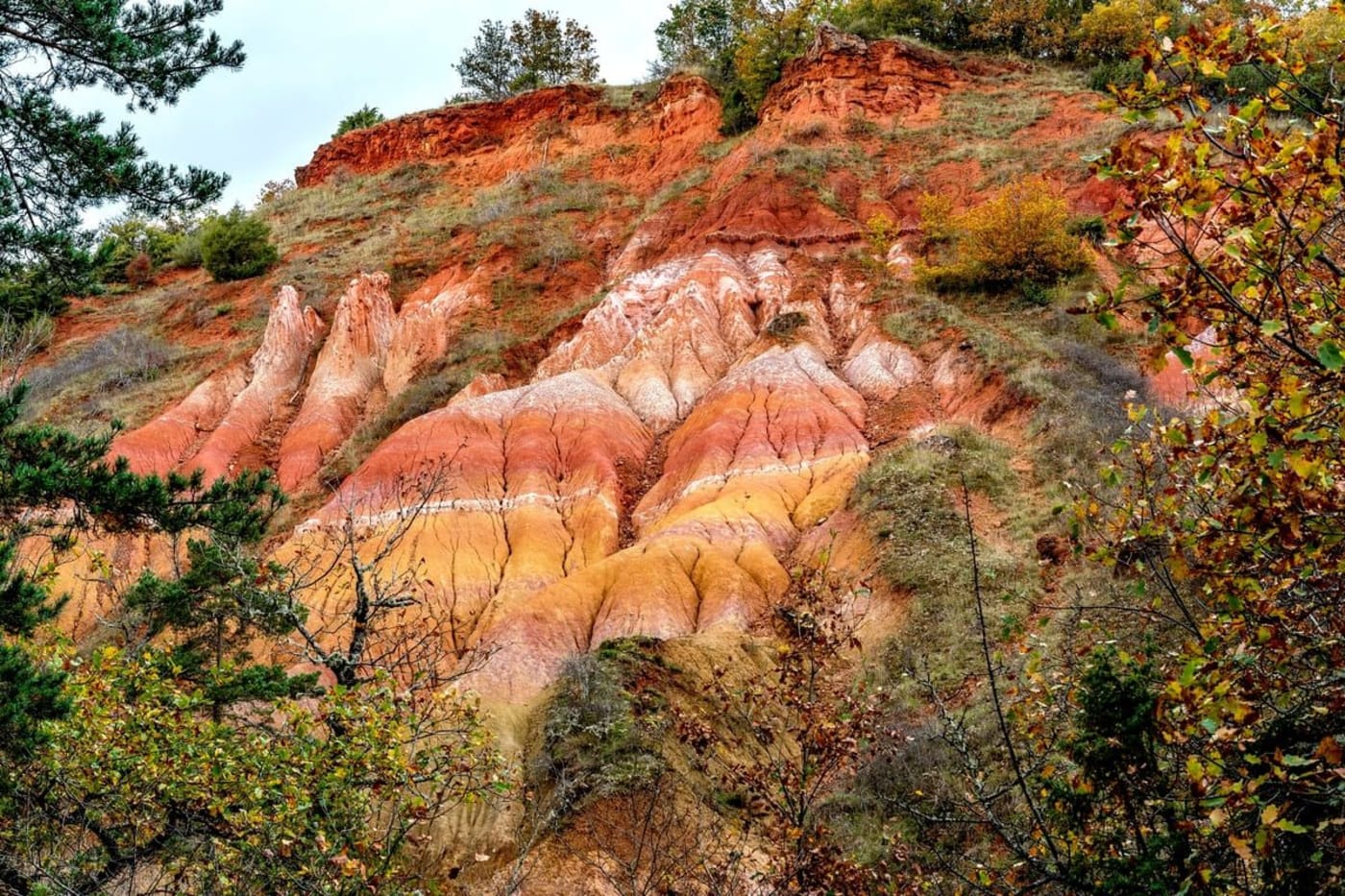 Randonnée dans la vallée des Saints : vue sur une falaise d'argile rouge