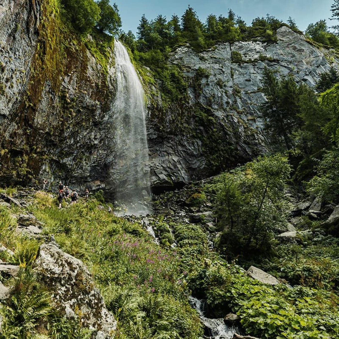 Randonnée cascade du Guéry : vue depuis le sentier de rando au pied de la cascade et des falaises