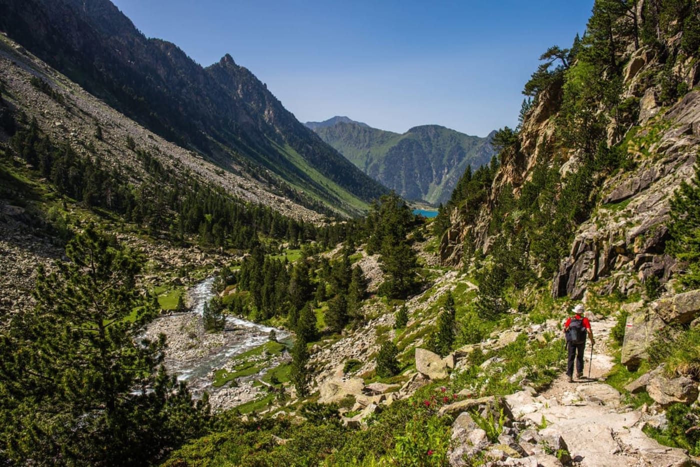 Randonnée au lac de Gaube : randonneur sur le sentier entre le pont d'Espagne et le lac de Gaube