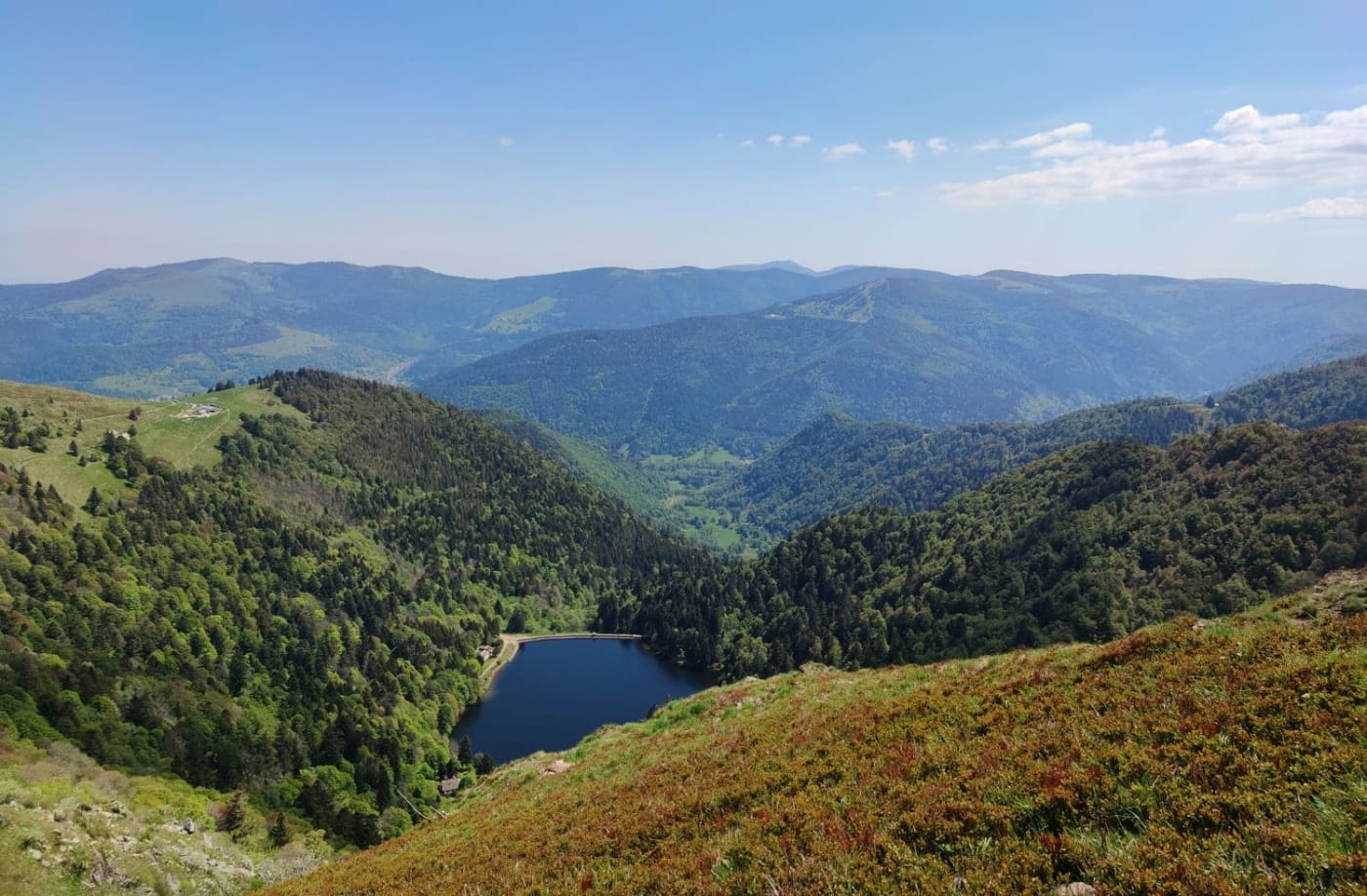 La vue du lac de Schiessrothried depuis le sentier des Roches dans le massif des Vosges