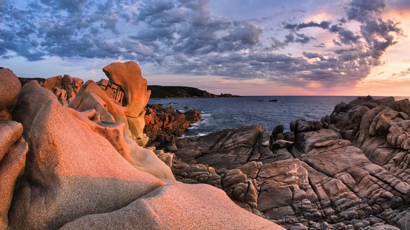 Blocs de granite rosés au bord de la mer