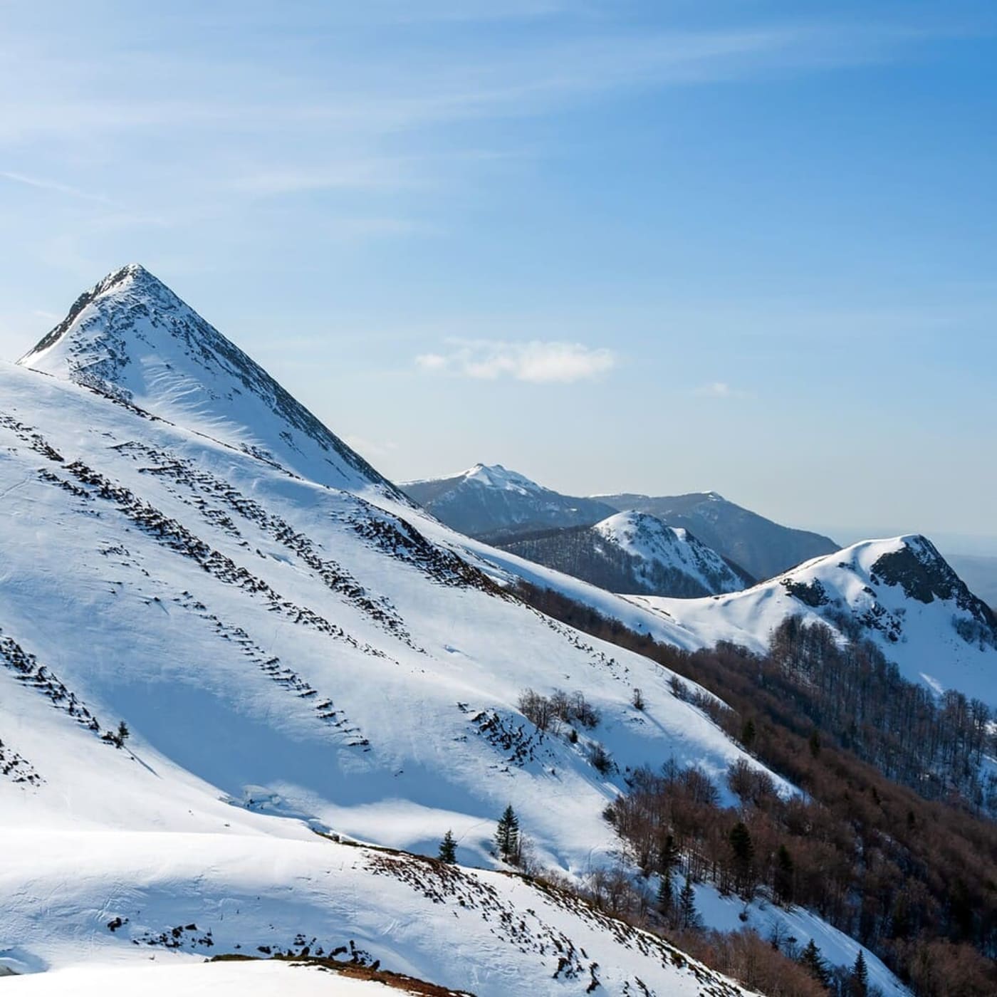 Randonnée raquettes auvergne : vue sur les sommets depuis la station de Font de Cère