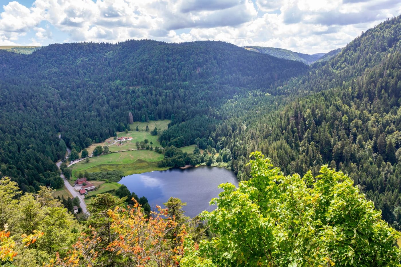 Randonnée lac de Retournemer : vue aérienne du lac entouré de végétation