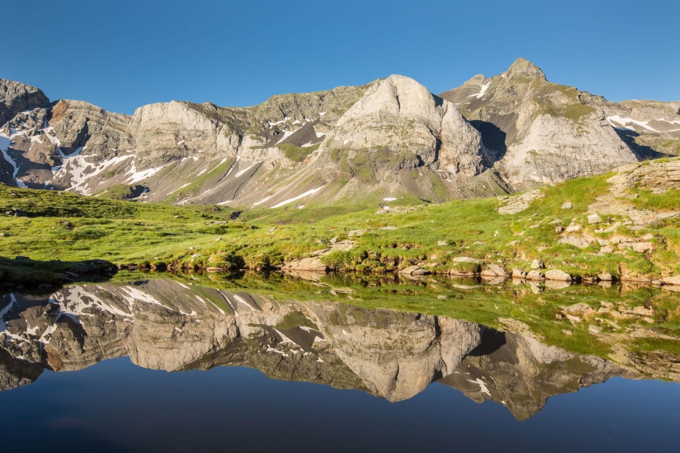 Le reflet des sommets du cirque de Troumouse dans un lac d'altitude