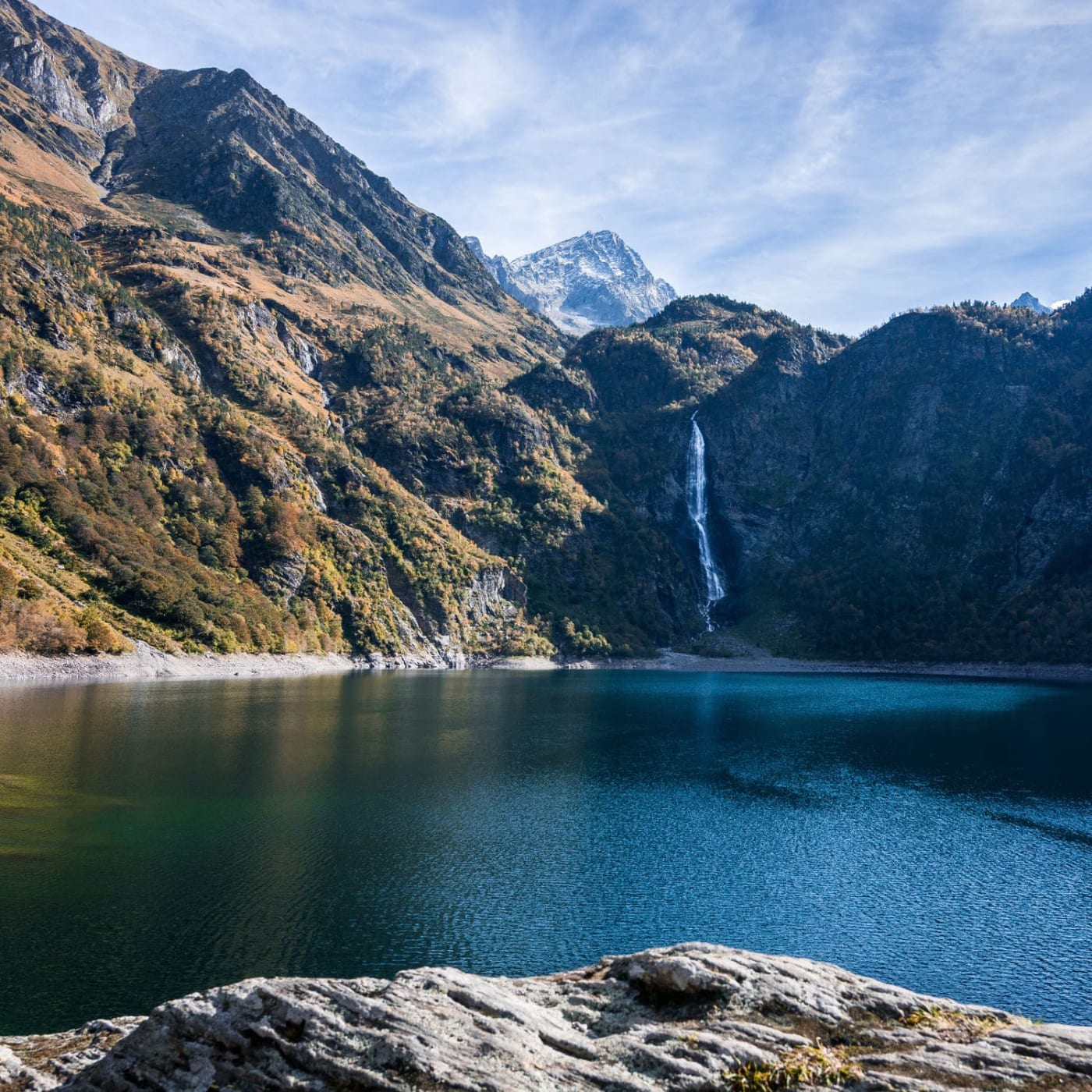 Le lac d'Oô en Haute-Garonne, avec sa cascade en arrière-plan