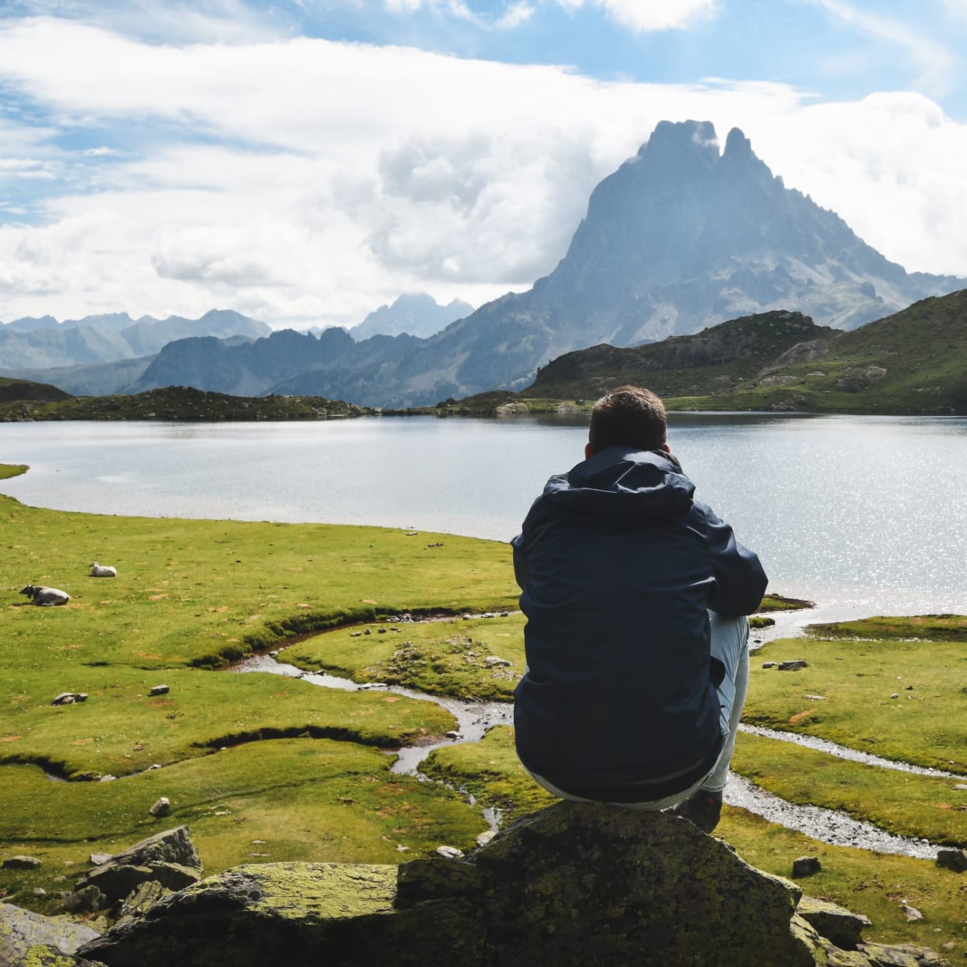 Un randonneur devant les lacs d'Ayous dans les Pyrénées-Atlantiques