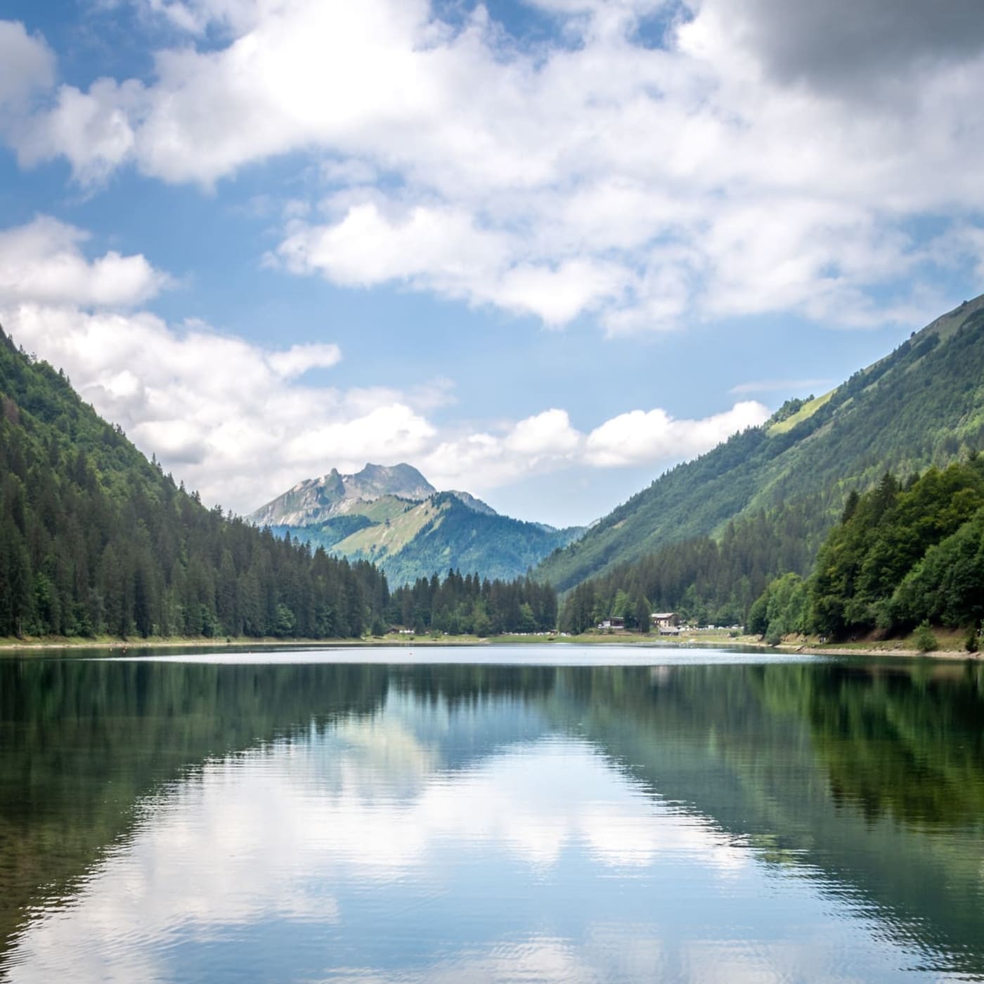 Les reflets du lac de Montriond en Haute-Savoie