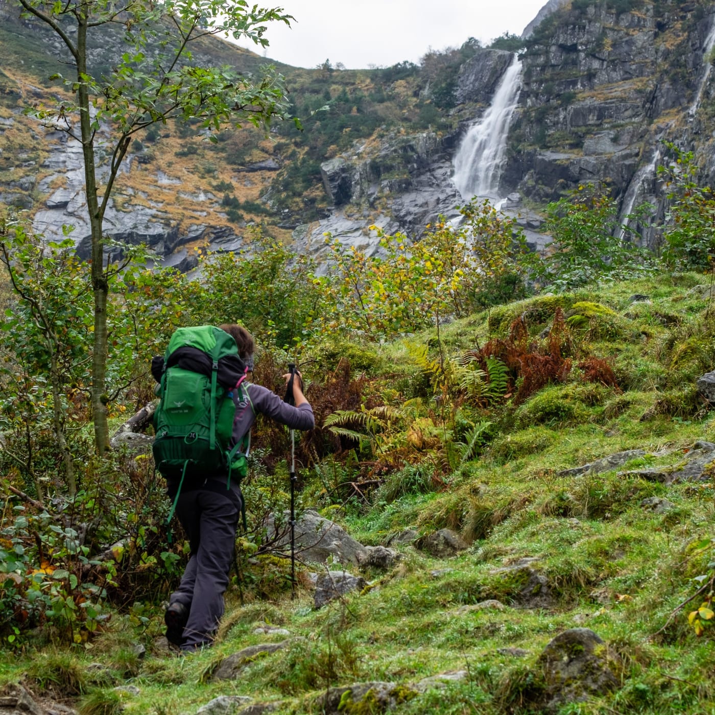 Une randonneuse approche de la cascade de Nerech lors de la randonnée du mont Valier