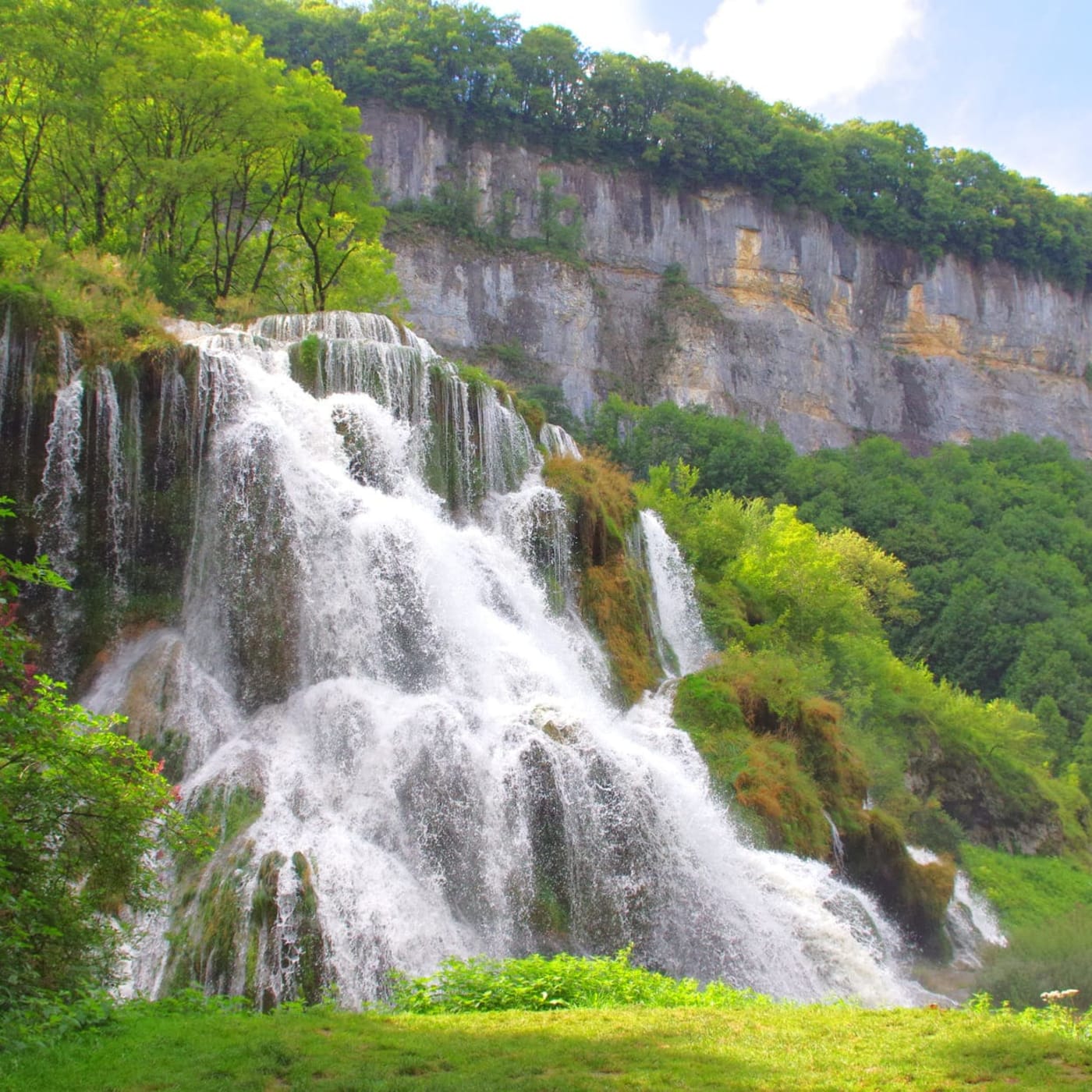 La cascade de Baume-les-Messieurs au pied des falaises