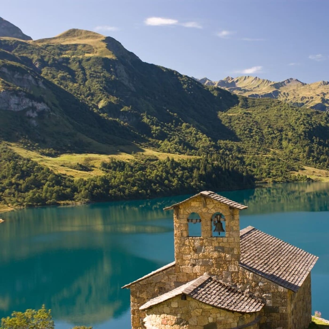 Randonnée au lac de Roselend : vue sur la chapelle et le lac en arrière plan
