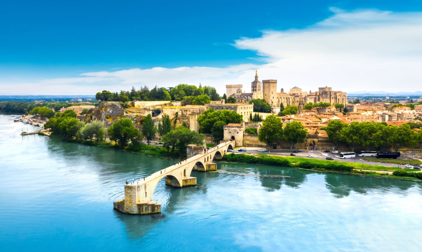Randonnée pont d'Avignon : ville et pont s'avançant dans l'eau