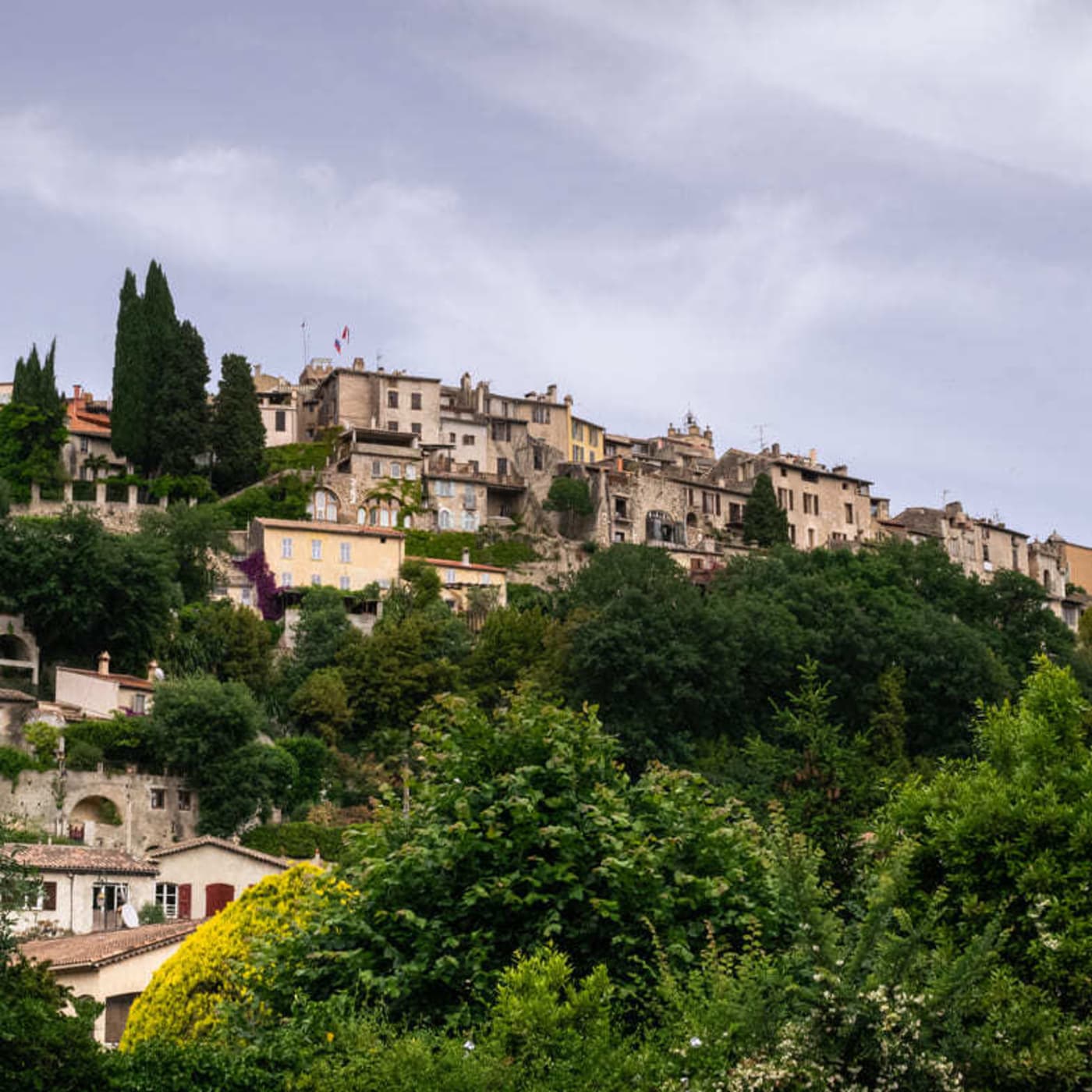 Randonnée gorges du Loup : maisons perchées sur colline verdoyante