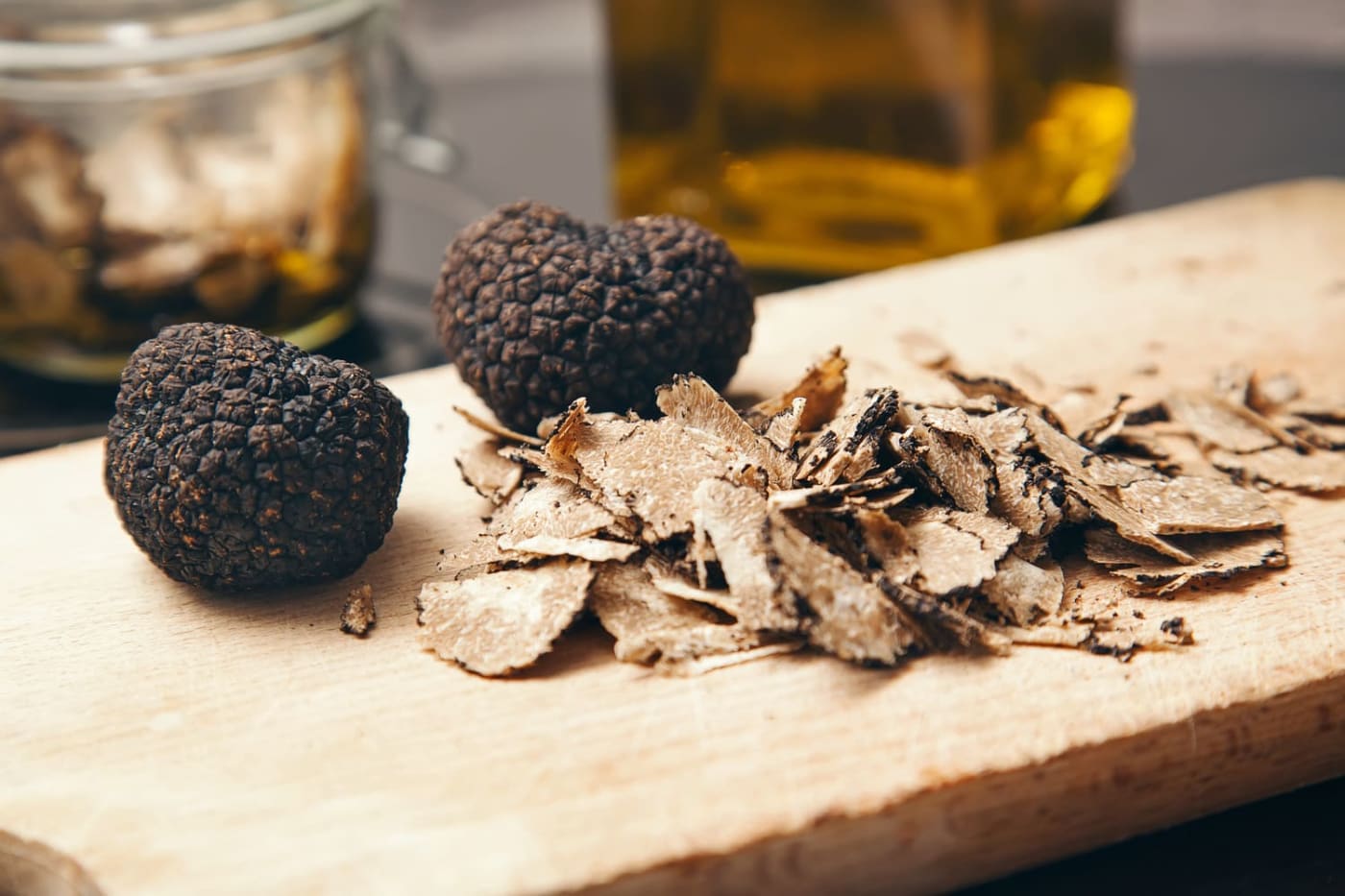 Randonnée lac de Montpezat : truffes noires sur planche en bois