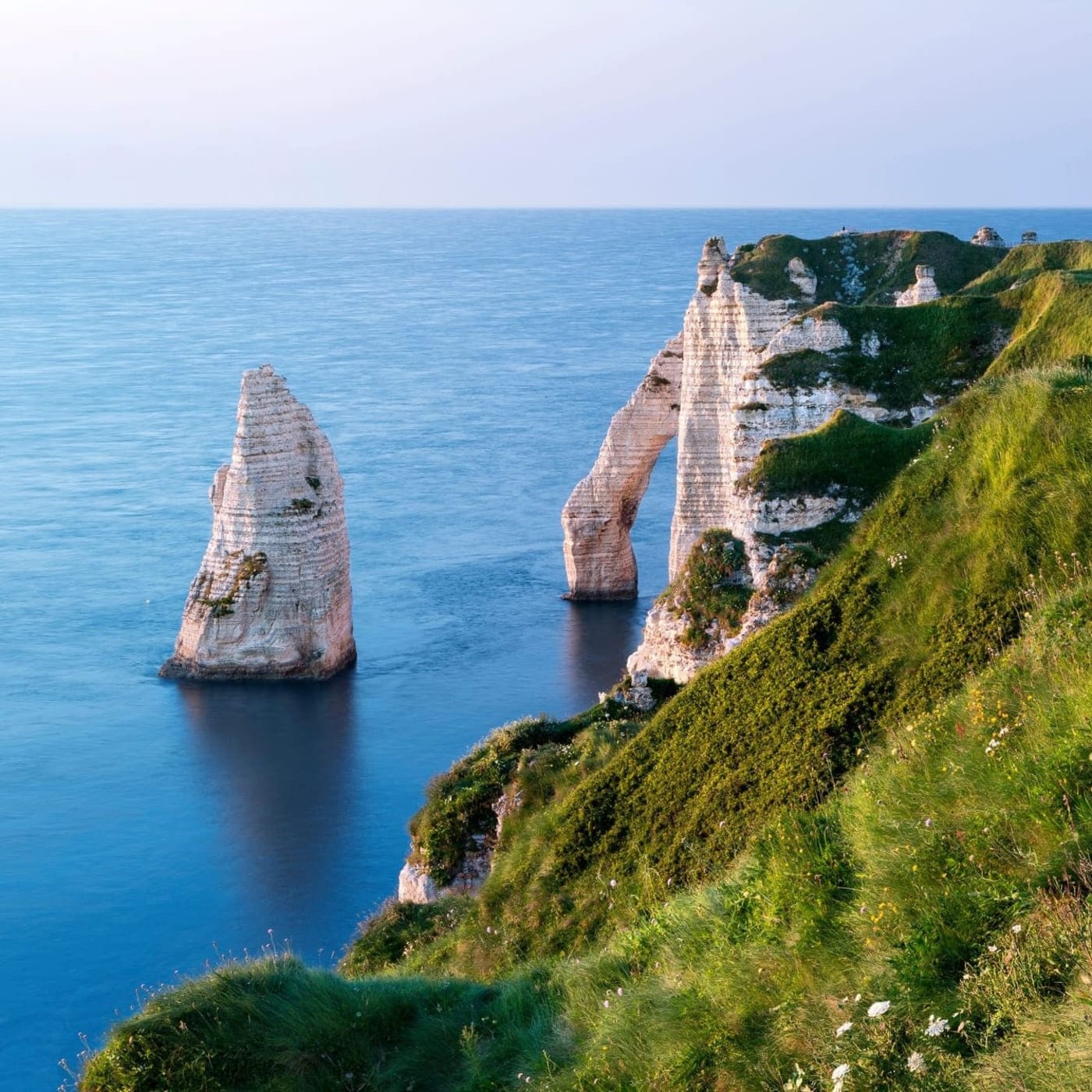 Randonnée Etretat : vue du sentier sur la Manche et les falaises en fin de journée