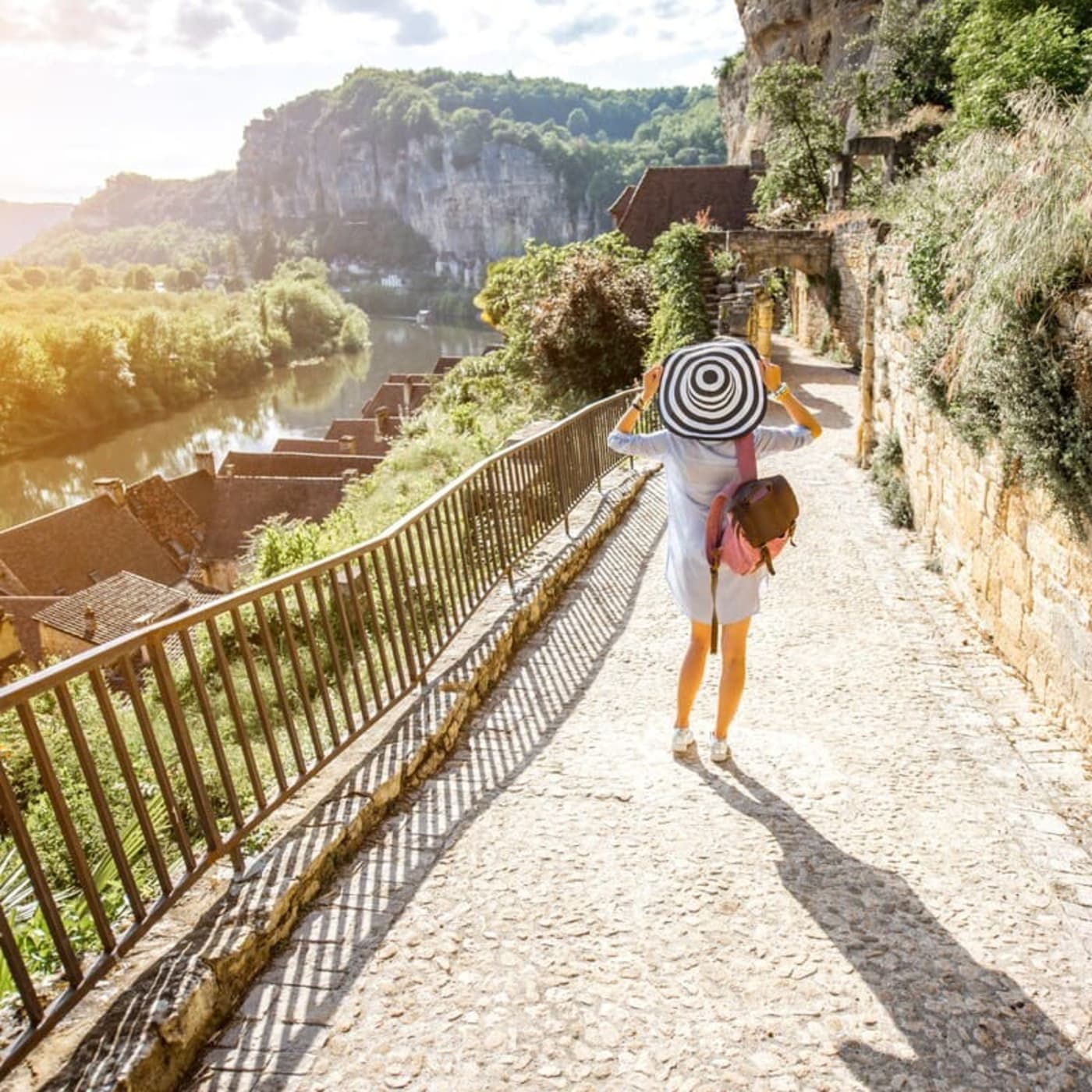 Randonnée à la Roche Gageac : promeneuse sur un sentier