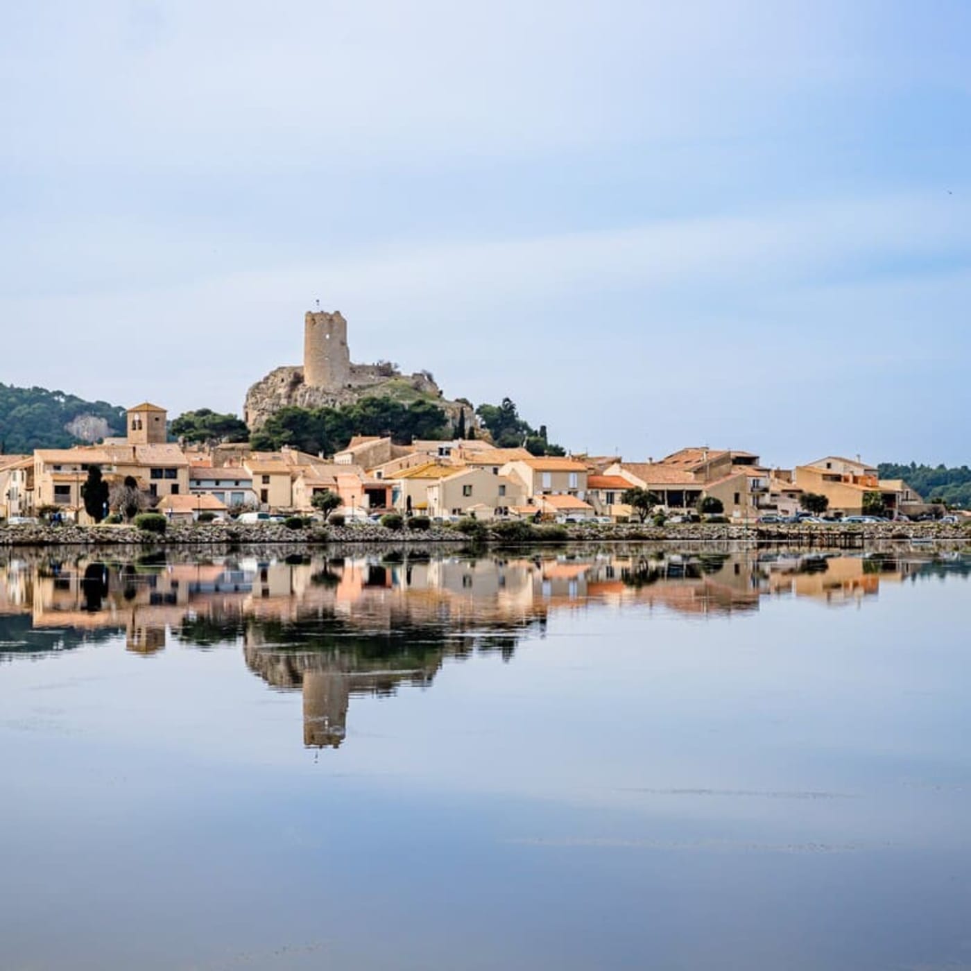 Randonnée à l'étang de Gruissan : vue sur le village de Gruissan et son reflet dans l'eau