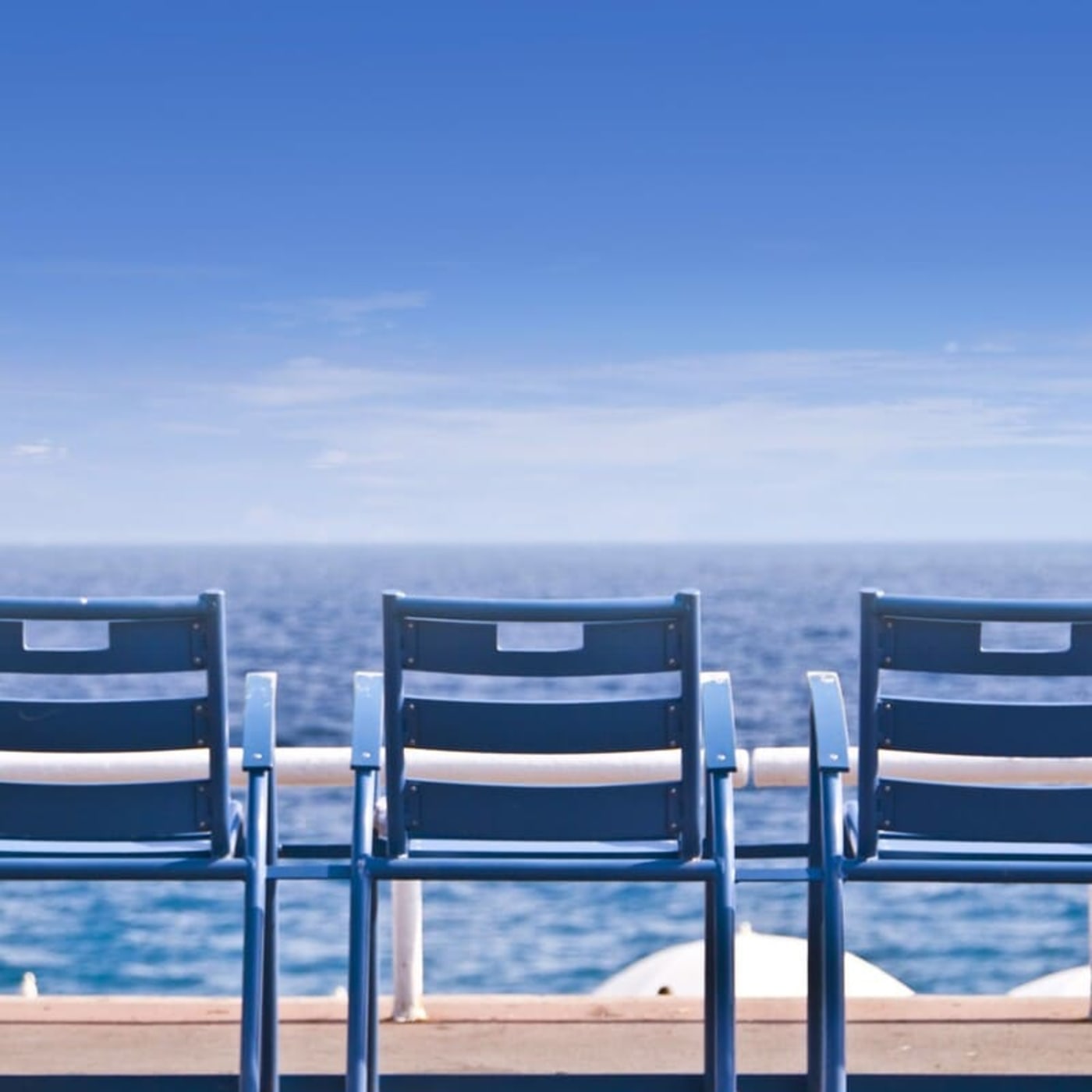 Balade à Nice : les chaises bleues de la promenade des Anglais