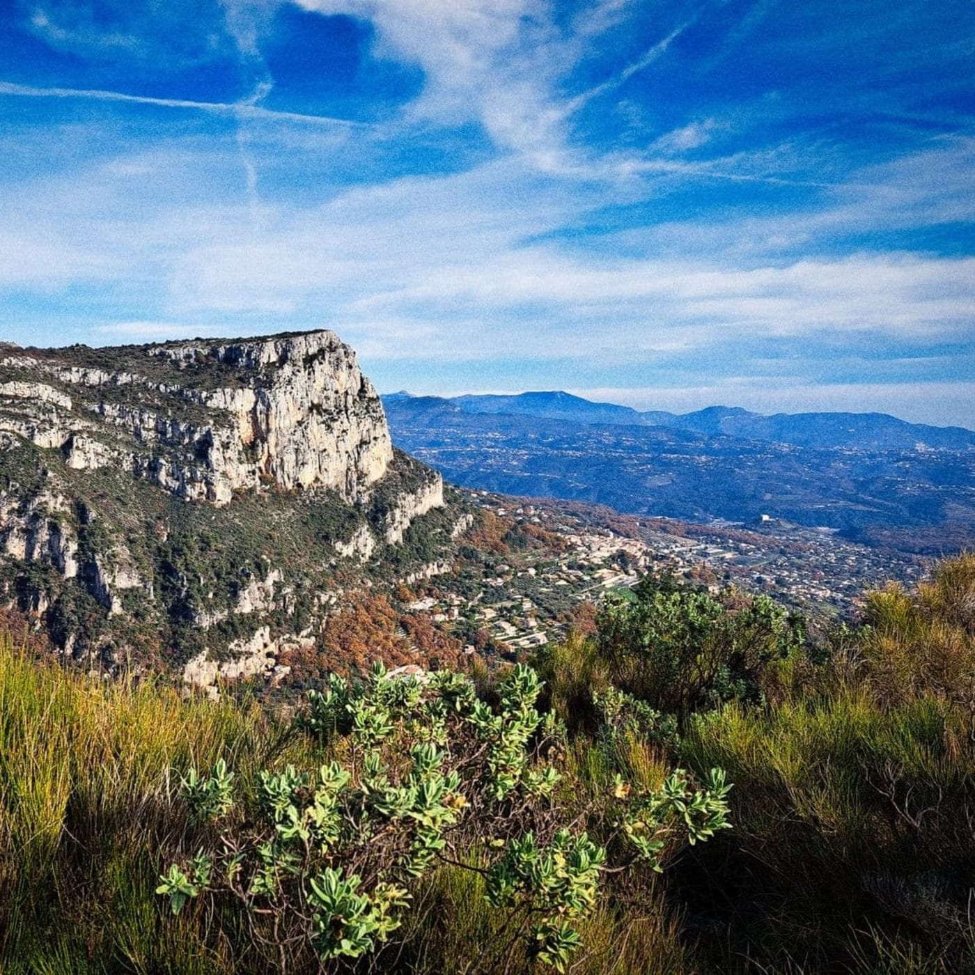 Randonnée au baou de Saint-Jeannet. Vue sur le sommet du baou surplombant le village de Saint-Jeannet, dans un paysage de bruyère.