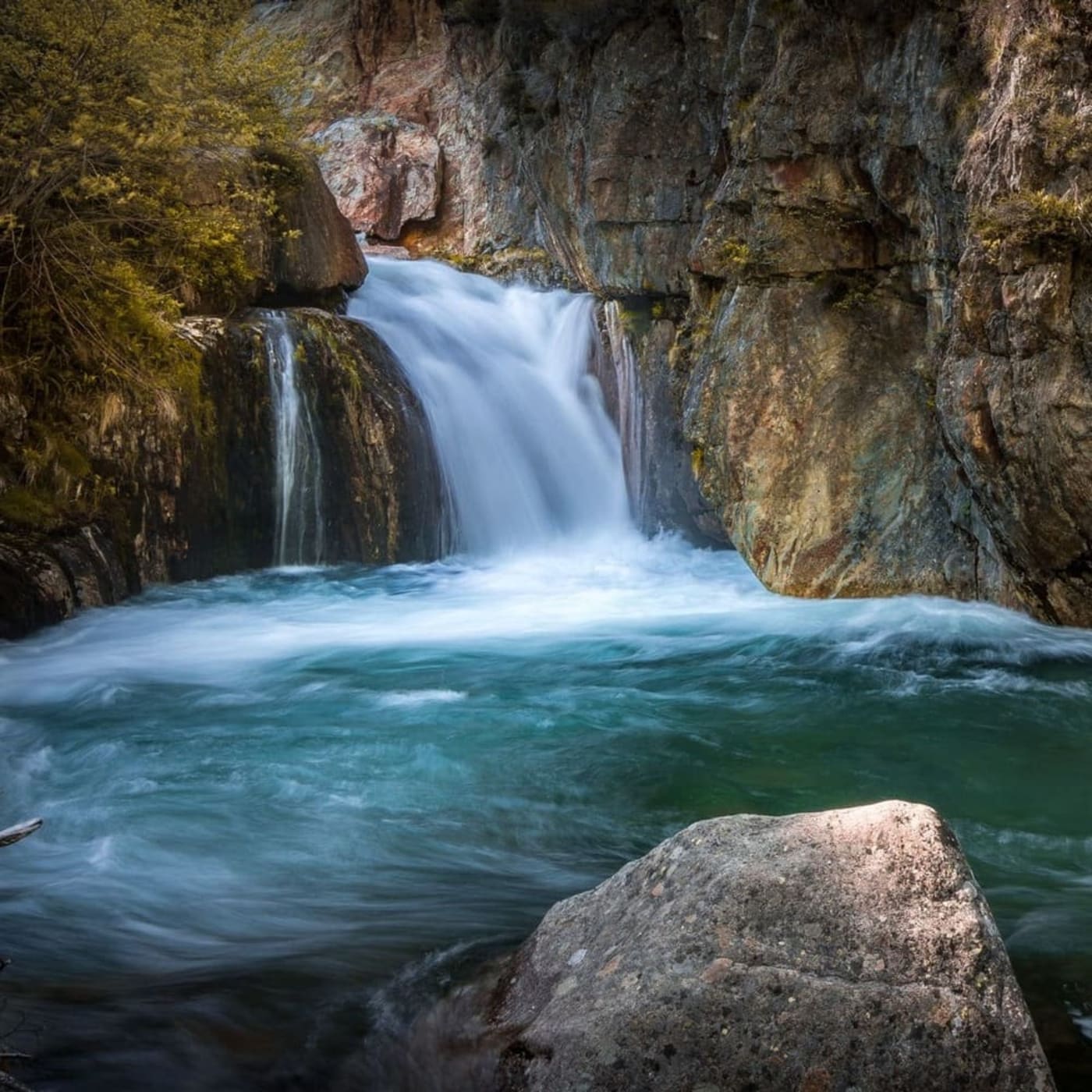 Randonnée cascade de l'Artigue : chute d'eau entourée de roche