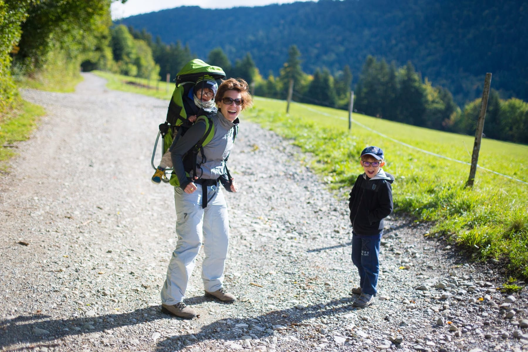 Randonnées famille Chartreuse : maman avec ses deux enfants sur un chemin de randonnée