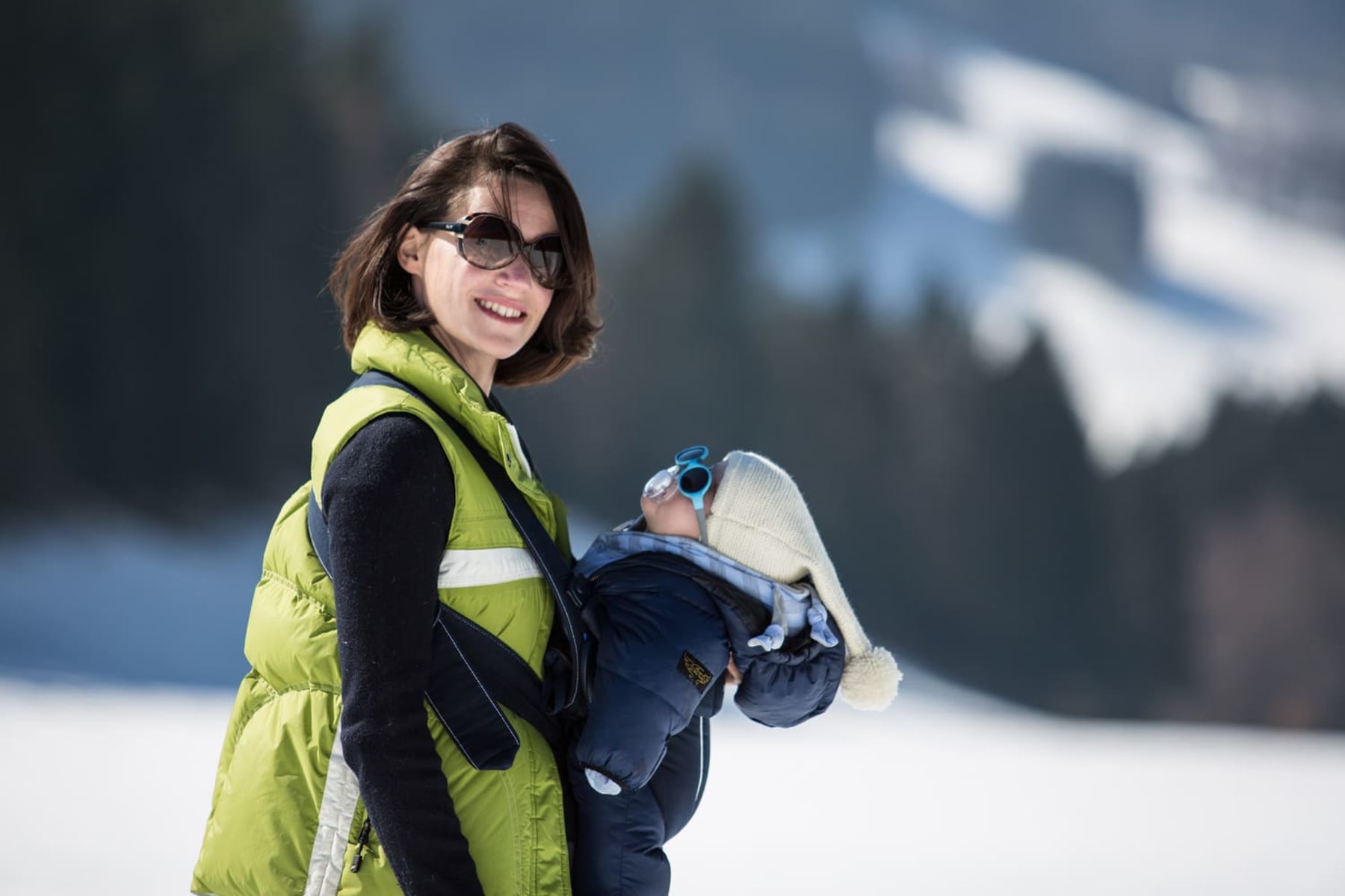 Une femme et son bébé dans le Vercors en train de faire une randonnée en famille pendant l'hiver