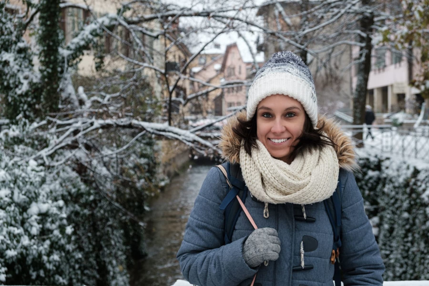 Une jeune femme en balade à Annecy en hiver