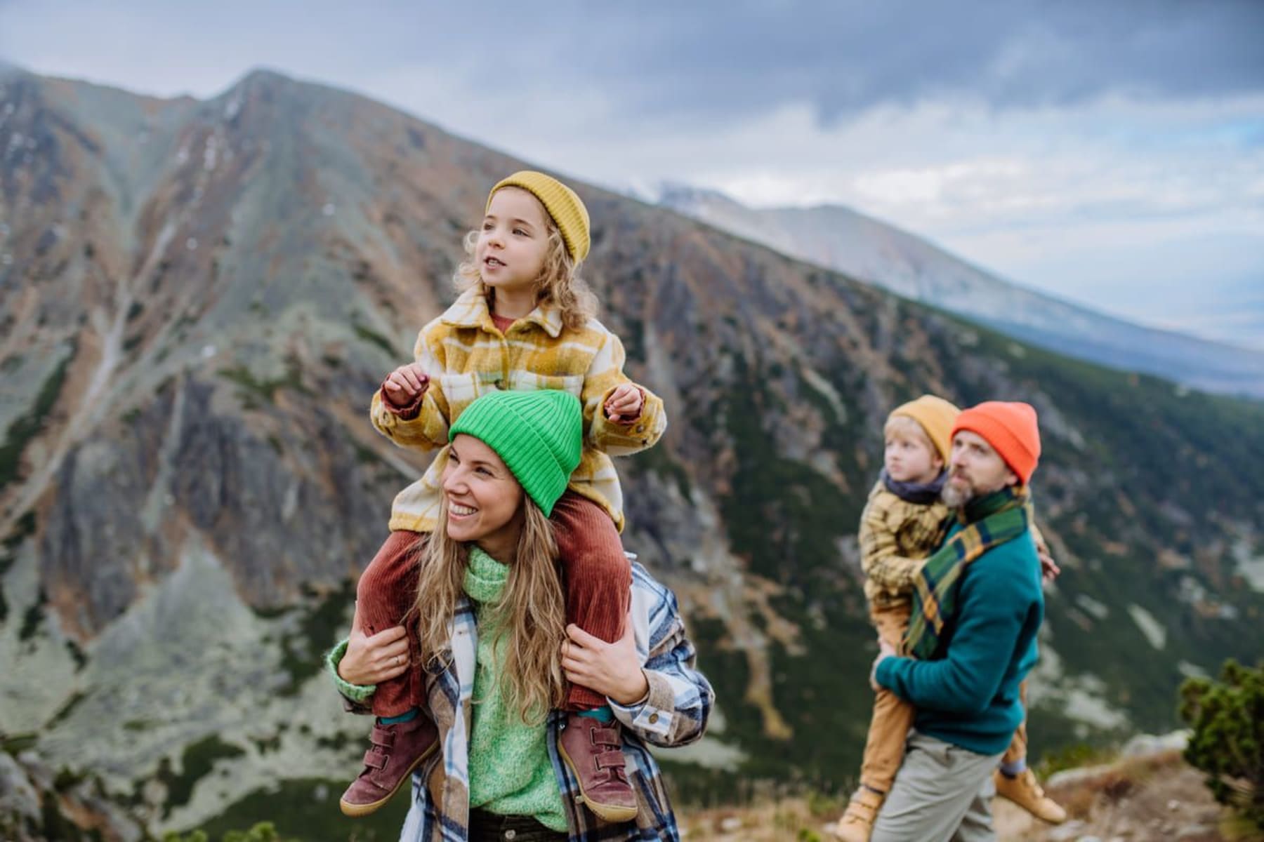 Famille en randonnée en montagne