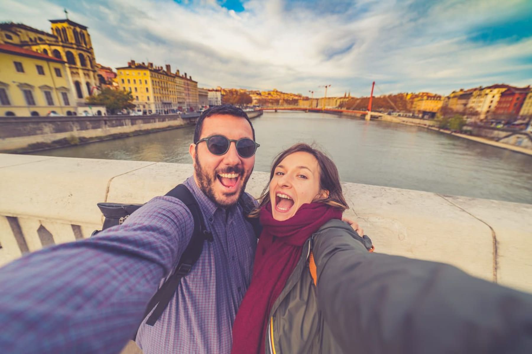 Un jeune couple en promenade à Lyon