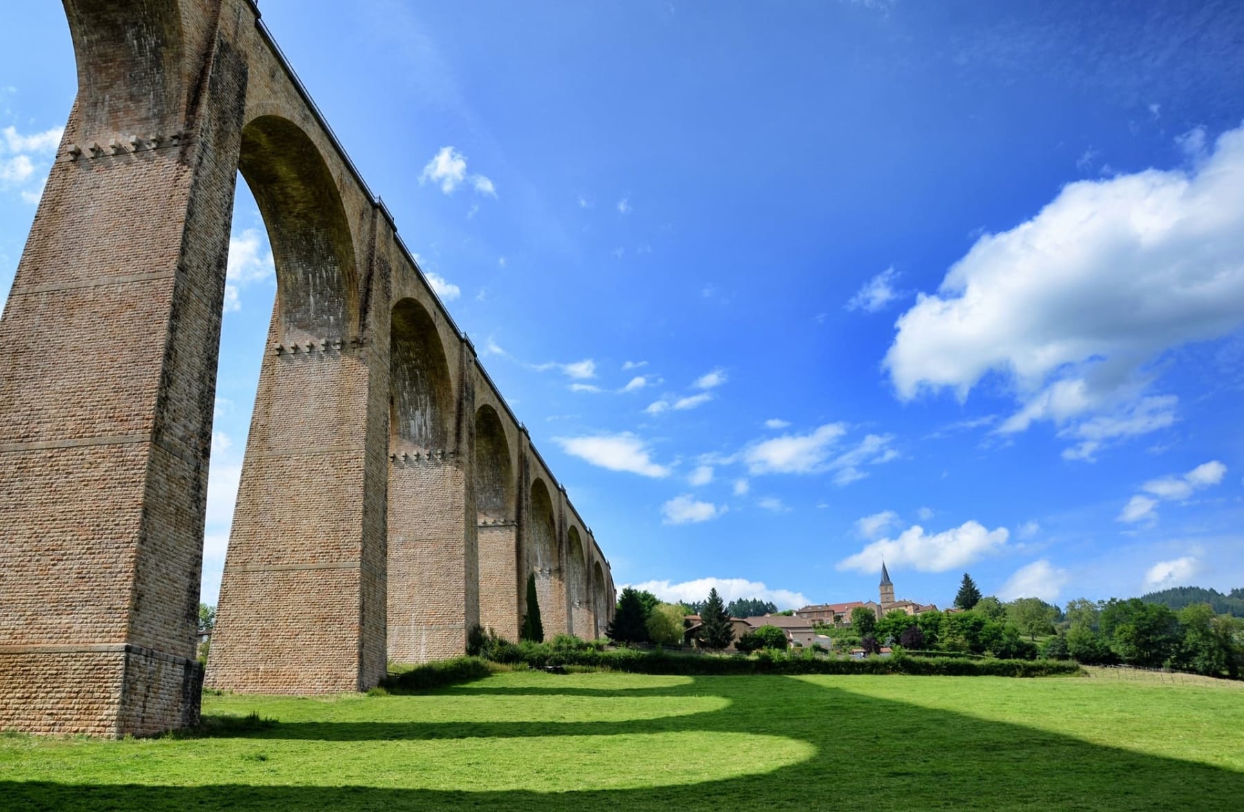 Randonnée ponts de mai : viaduc sur pelouse verte