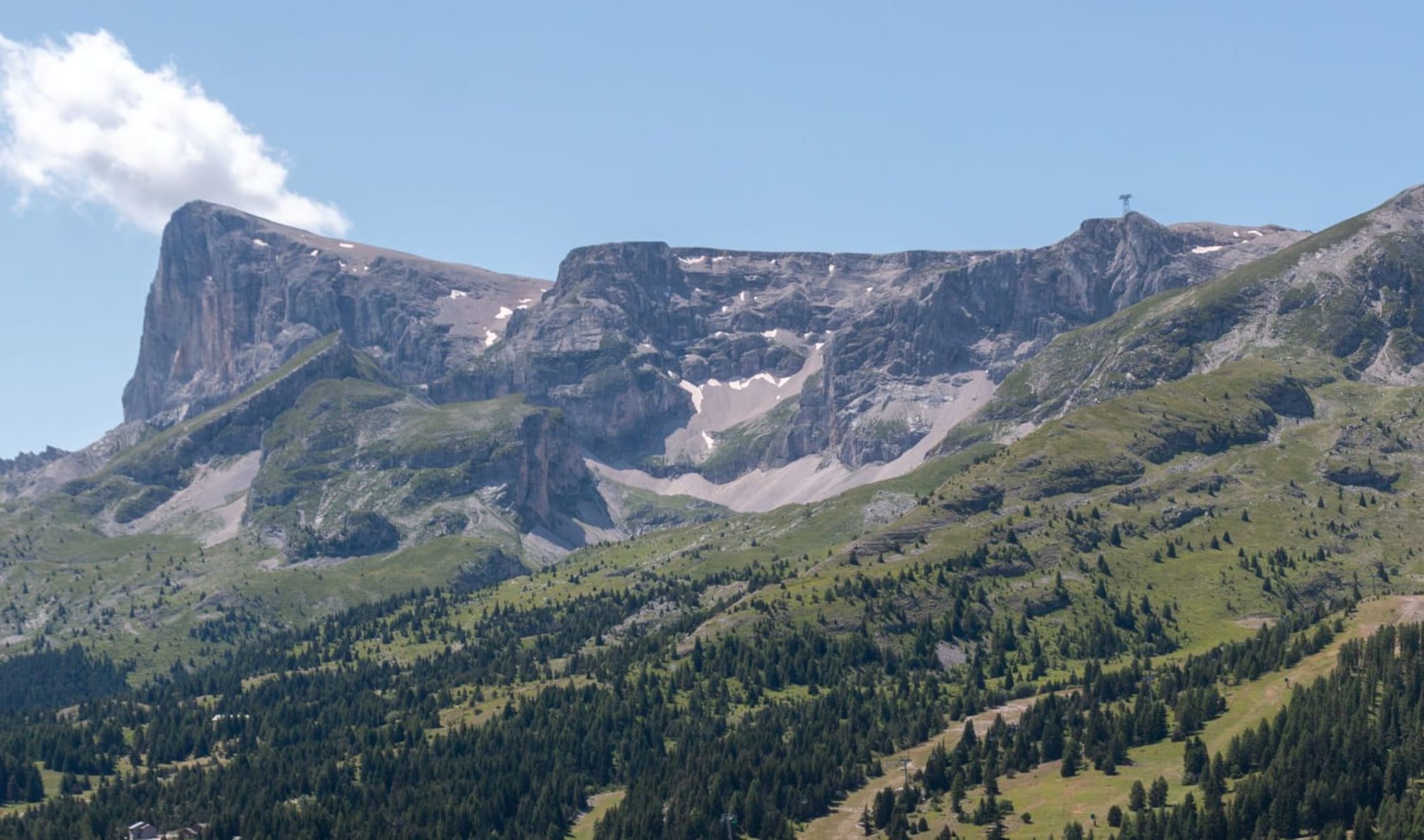 Le pic de Bure vue depuis la station de Super Dévoluy