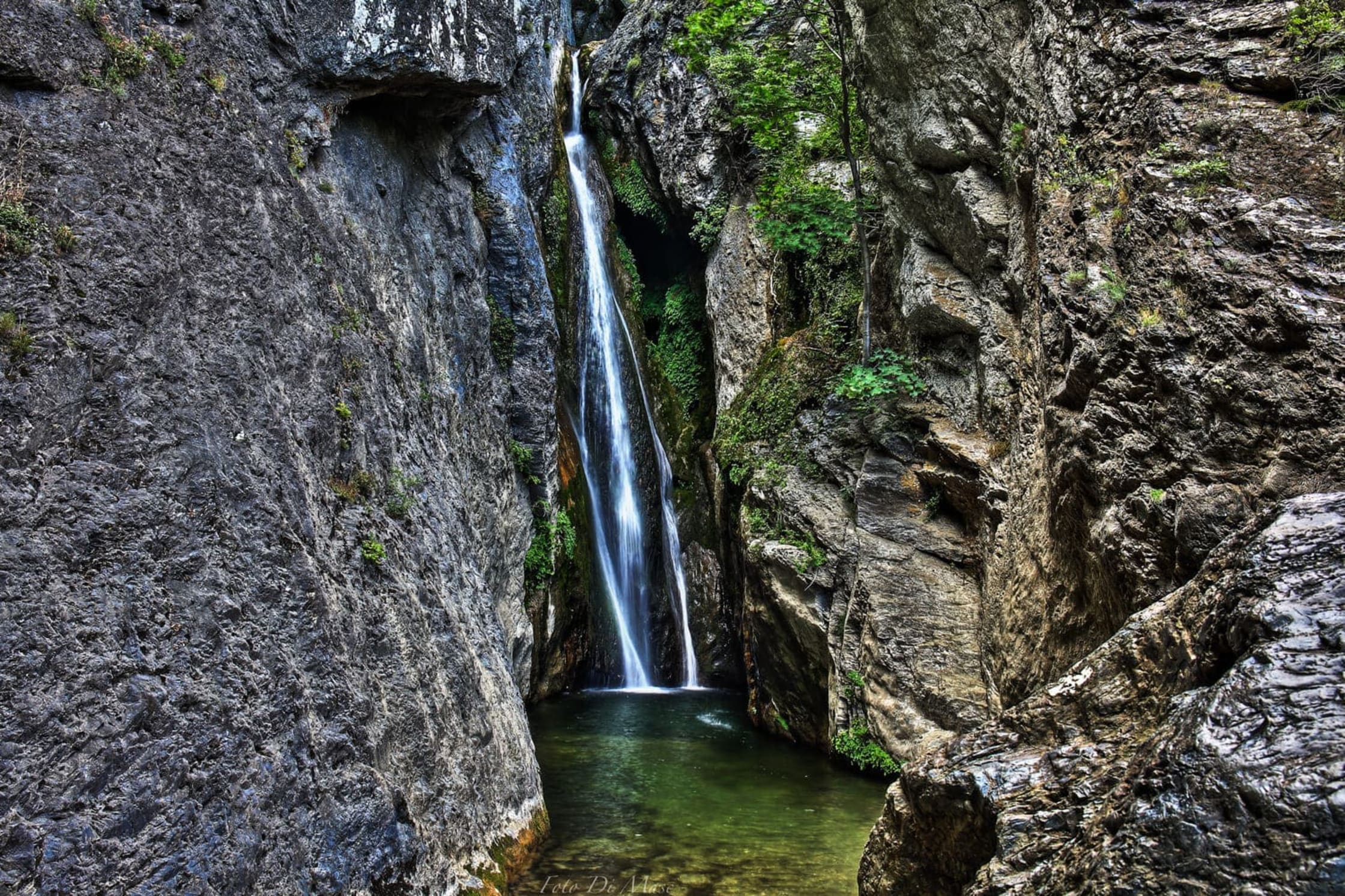 La cascade de l'Ucelluline s'écoule dans sa vasque