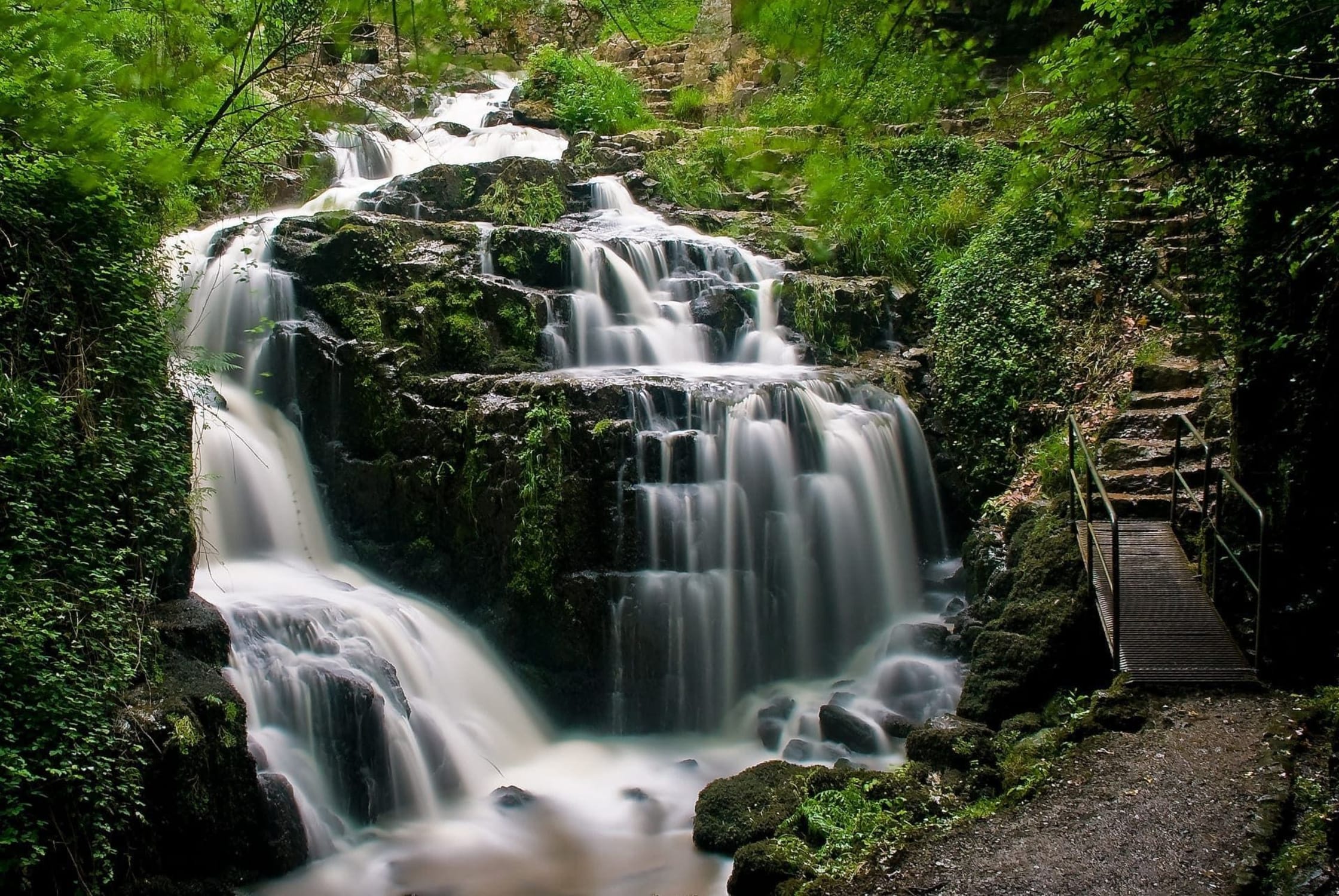 Randonnée cascades de Mortain : l'eau ruisselant sur la roche