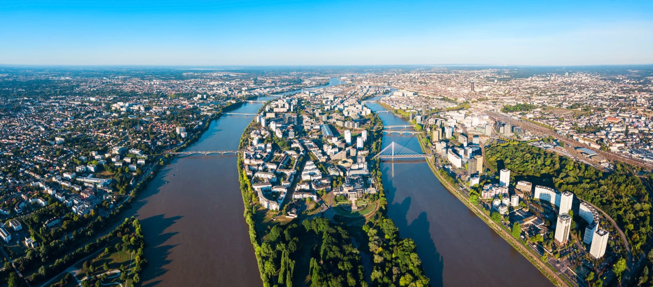Randonnée et balade Nantes : vue aérienne de la ville avec bâtiments, végétation et bras de la Loire