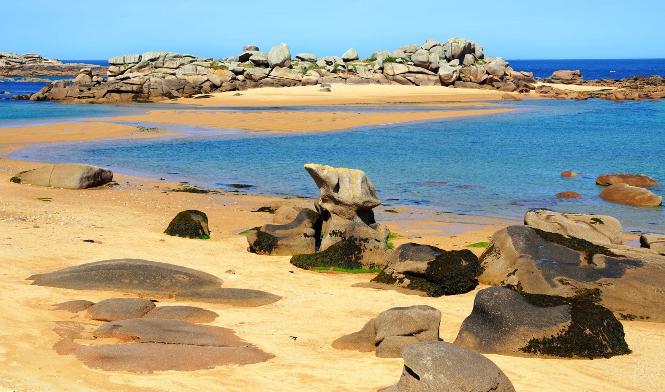 Randonnée île Renote : plage de sable, eau turquoise et chaos granitiques