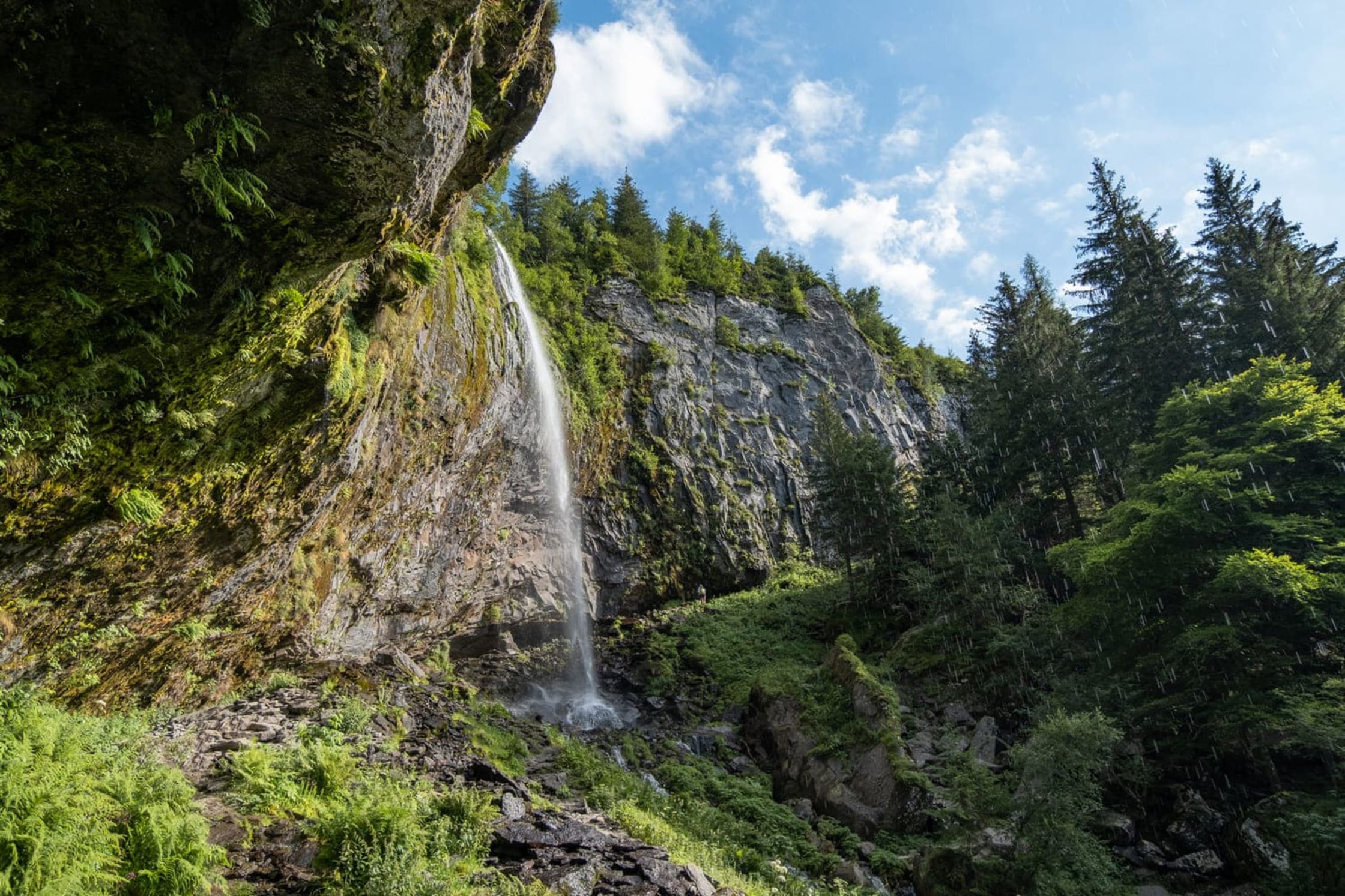 La Grande cascade du Mont-Dore coule depuis sa falaise de lave