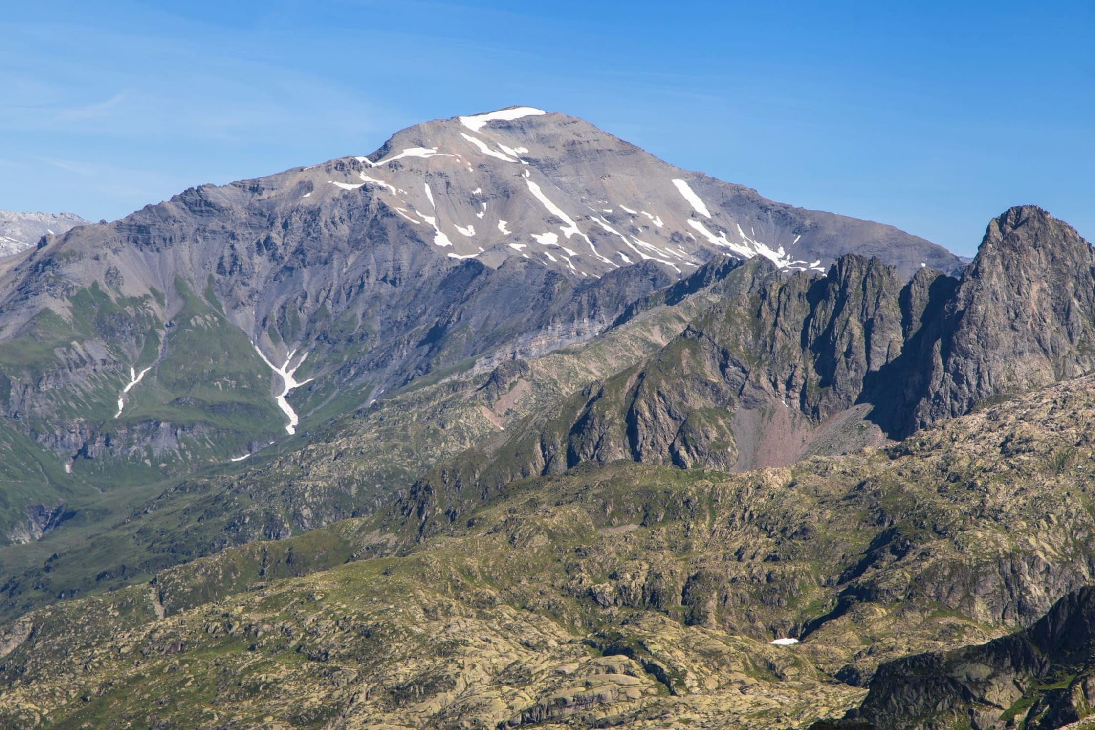 Randonnée mont Buet : haute montagne au loin avec langues de neige