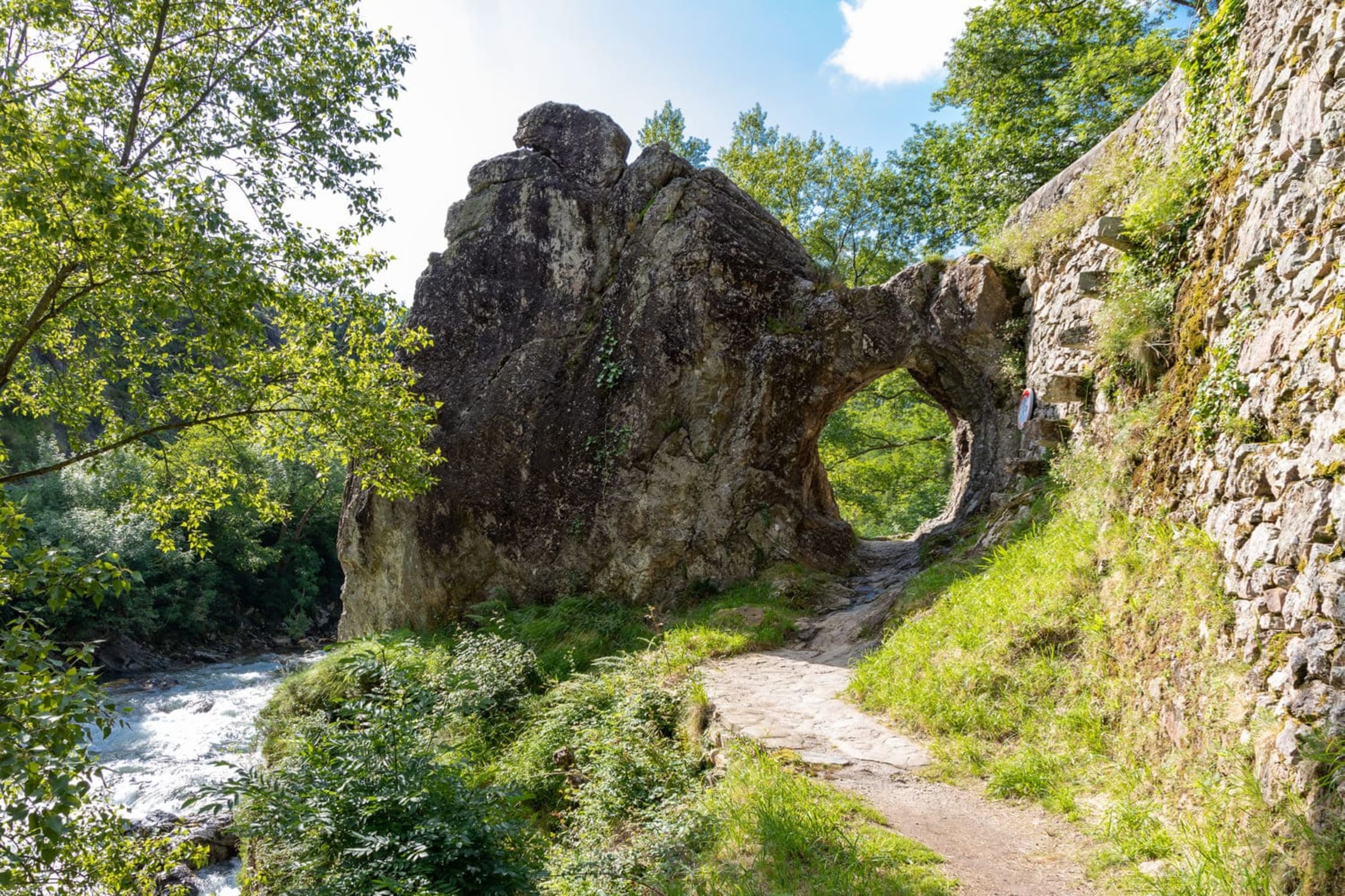 Randonnée pas de Roland : trou dans la roche et rivière à gauche