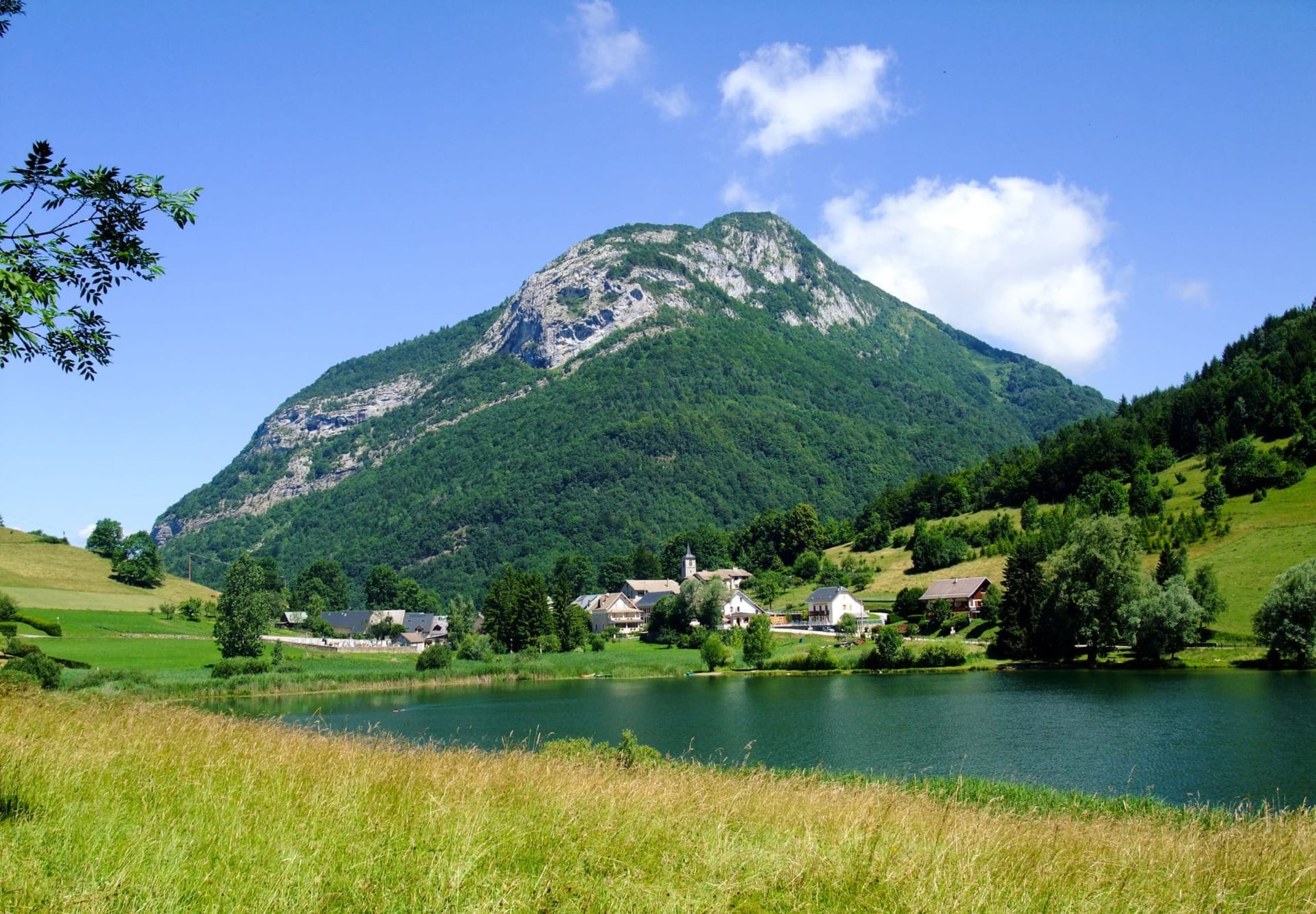 Randonnée lac de la Thuile : étendue d'eau au pied d'une montagne