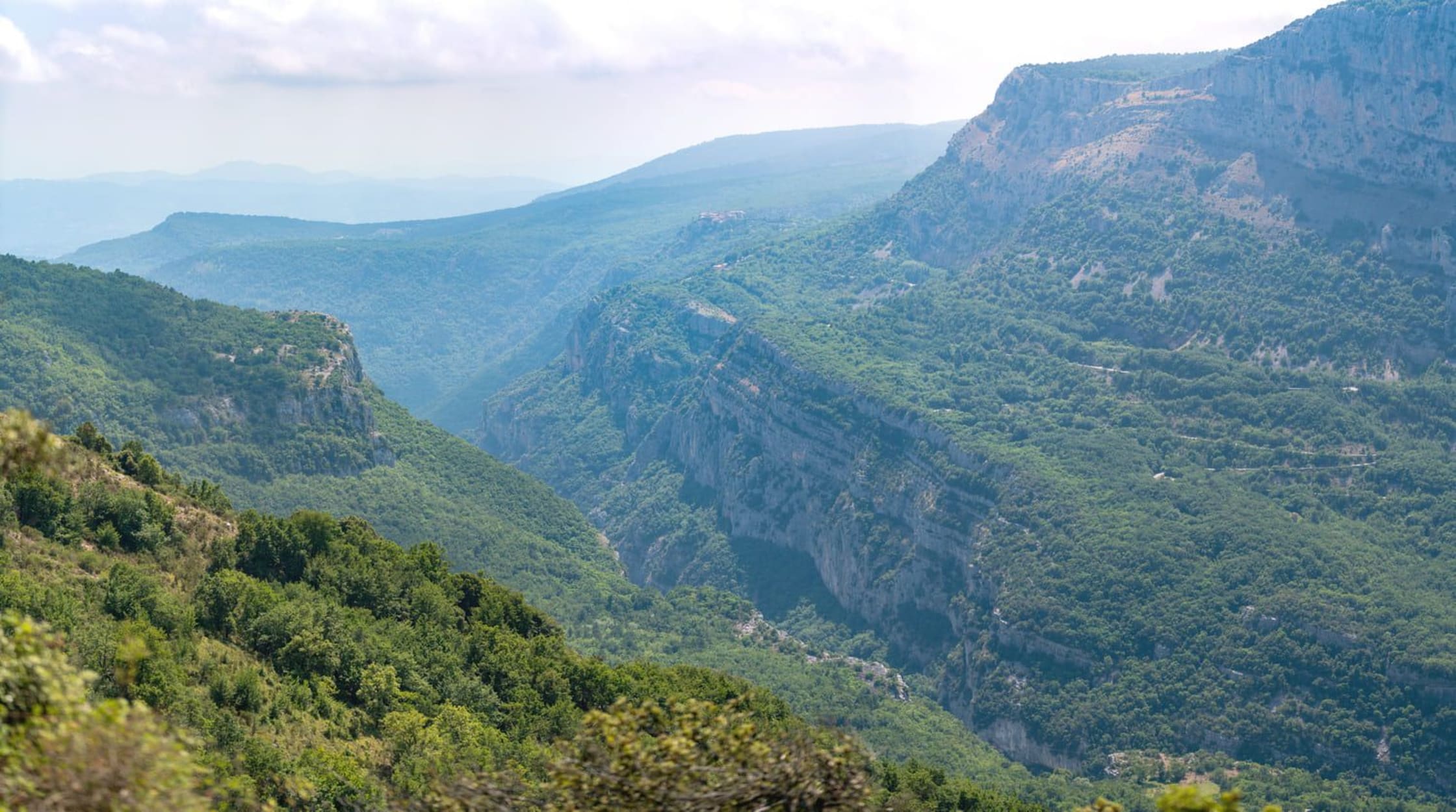 Randonnée gorges du Loup : vue aérienne des gorges entre deux montagnes verdoyantes