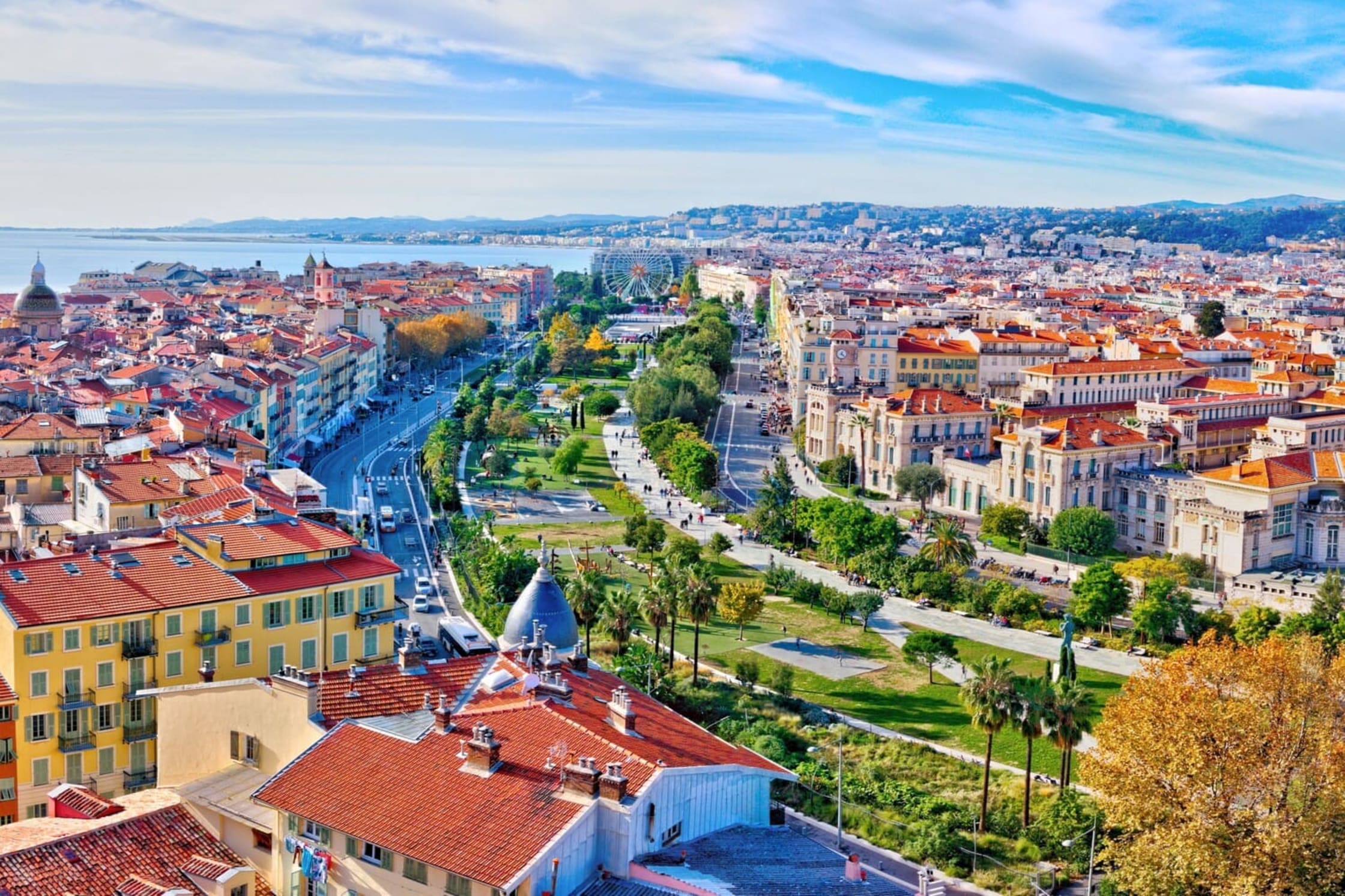 Randonnée à Nice : vue sur le vieux Nice, la coulée verte et la mer au loin