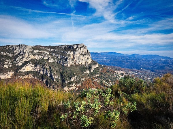 Randonnée au baou de Saint-Jeannet. Vue sur le sommet du baou surplombant le village de Saint-Jeannet, dans un paysage de bruyère.