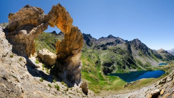 L'arche de Vens domine le panorama des lacs de Vens en contrebas