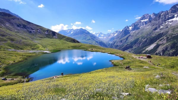 Randonnée lac du pontet : vue sur le lac et les sommets environnants dans un écrin de verdure