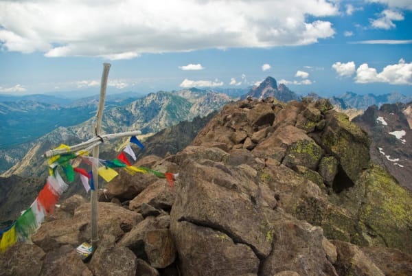 La vue du sommet du Monte Cinto (2706 mètres d’altitude), avec sa croix sommitale en bois.