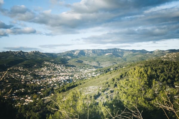 Randonnée au parc de Pichauris : vue sur le village d'Allauch et les montagnes environnantes