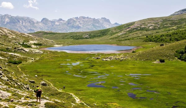 Le lac de Nino, avec ses pozzine au premier plan et le Monte Cinto en arrière-plan.