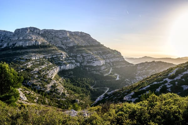 Randonnée au mont Puget : vue sur les falaises du mont Puget au coucher du soleil