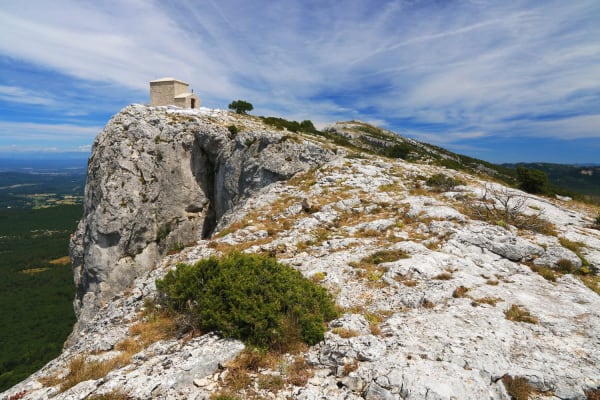 La chapelle du Saint-Pilon domine la falaise du massif de la Sainte-Baume